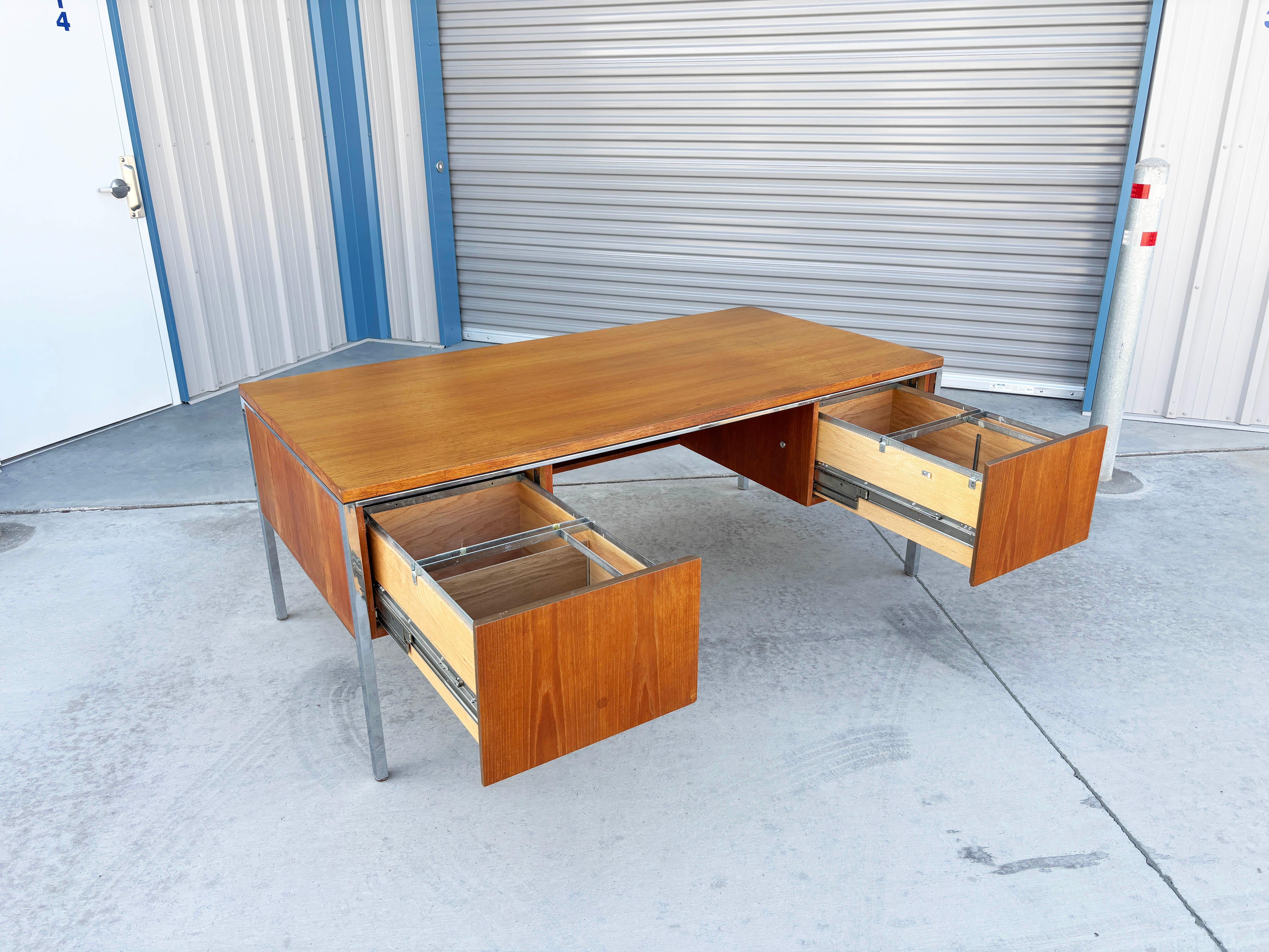 1970 Bureau de direction en noyer du milieu du siècle d'après Knoll en vente 2