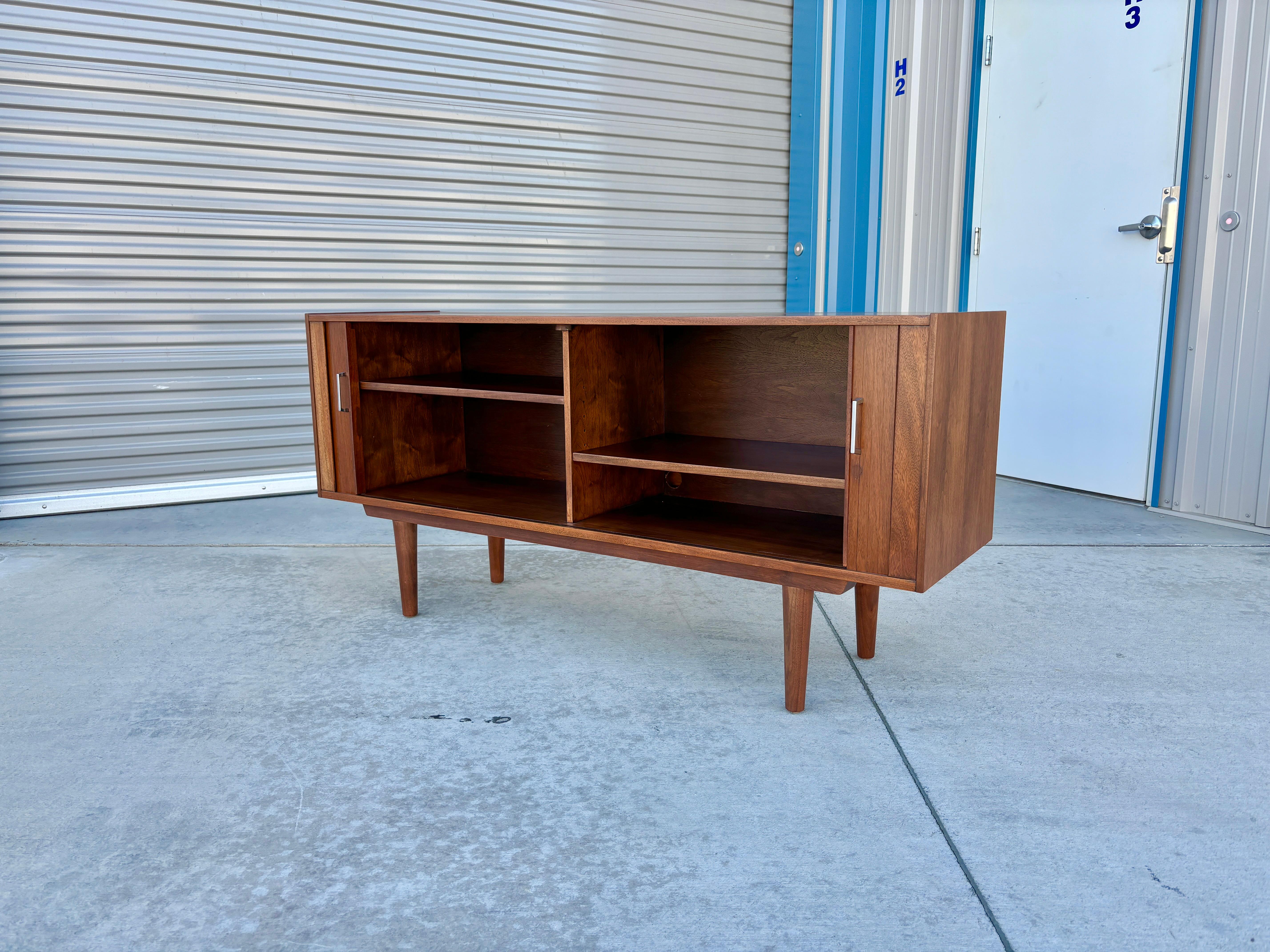 Noce Credenza con anta a tamburo in noce della metà del secolo scorso in vendita