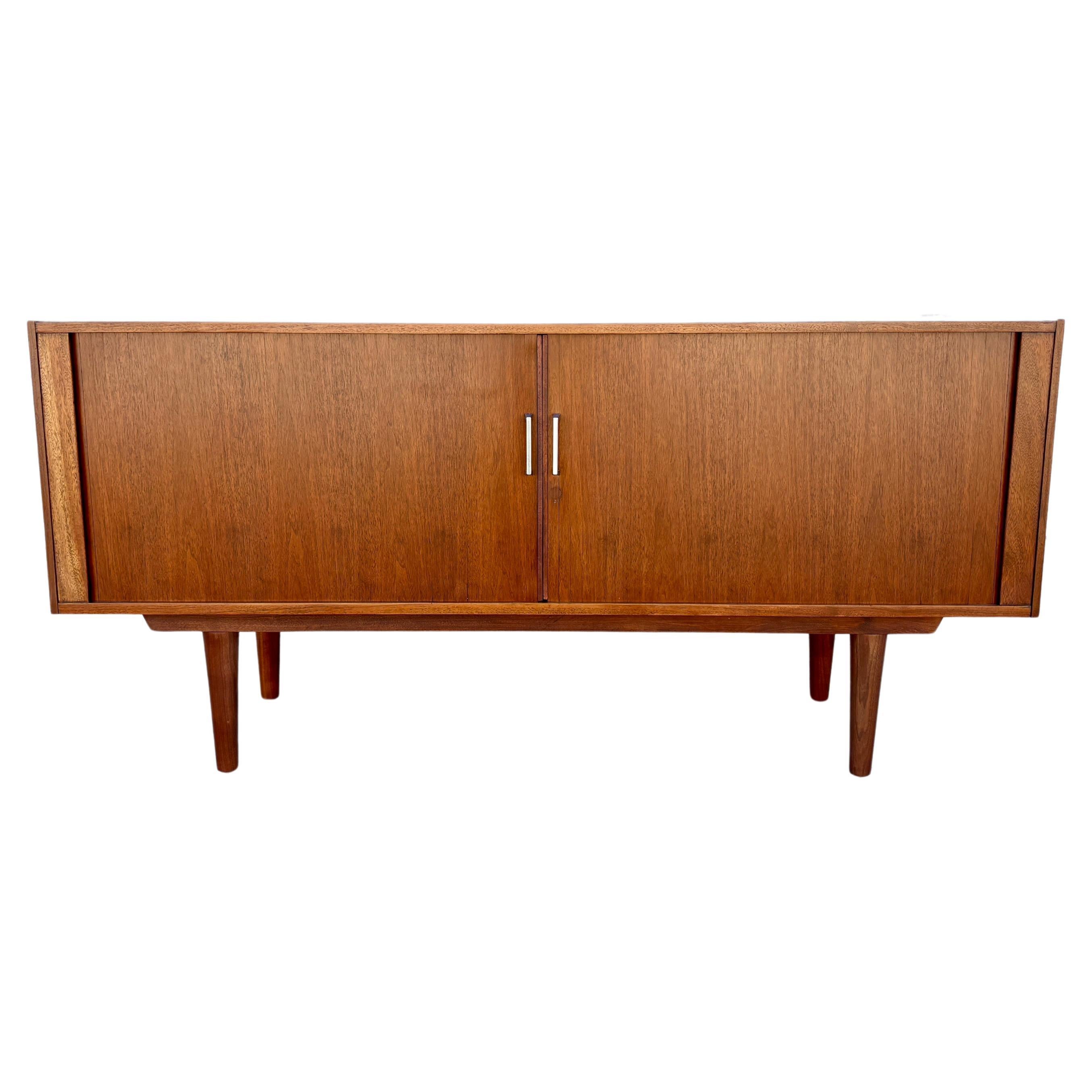 1970er Jahre Mid-Century Nussbaum Tambour Tür Credenza
