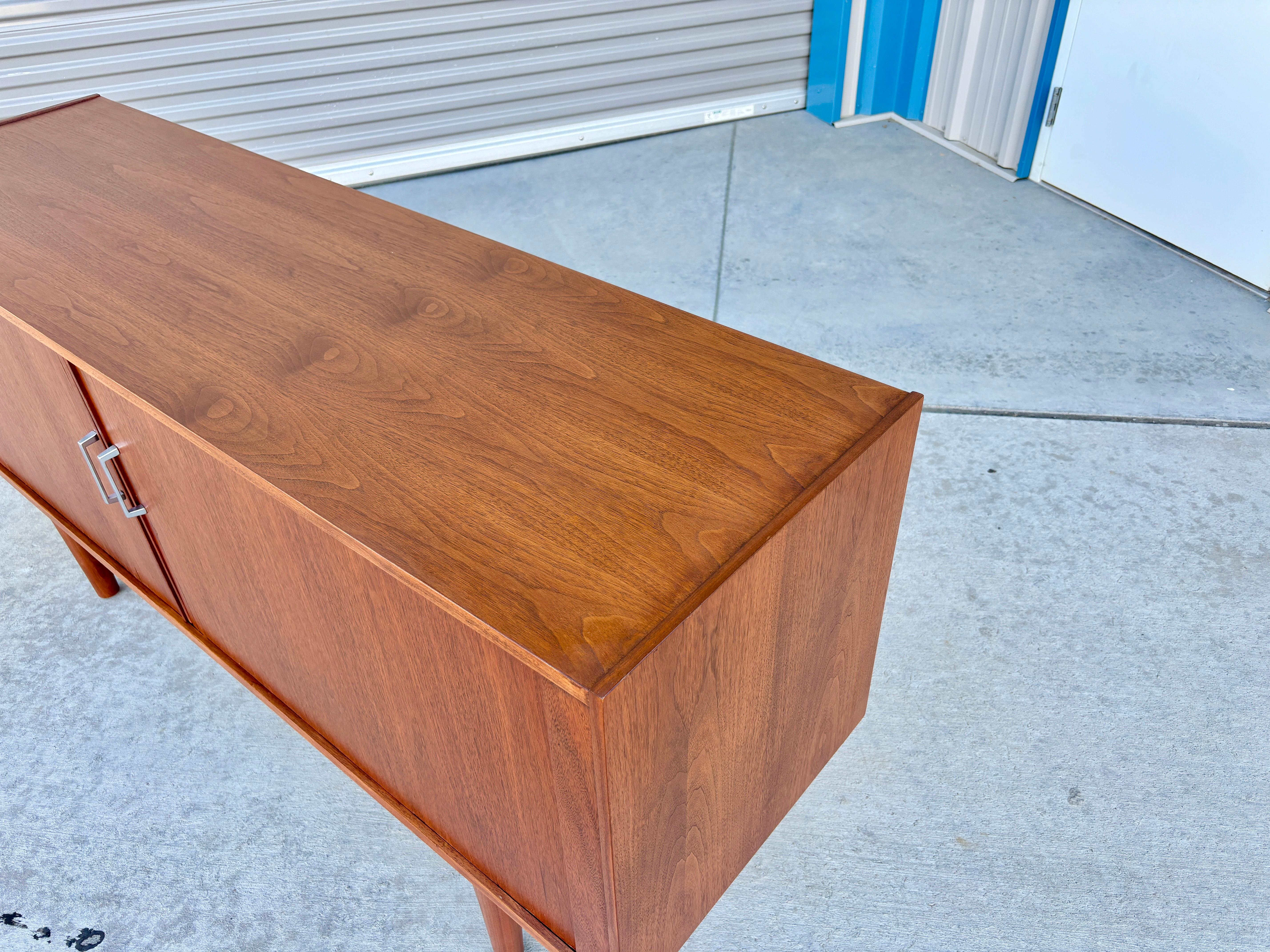 1970er Jahre Mid-Century Nussbaum Tambour Tür Credenza (neu lackiert) im Angebot 3