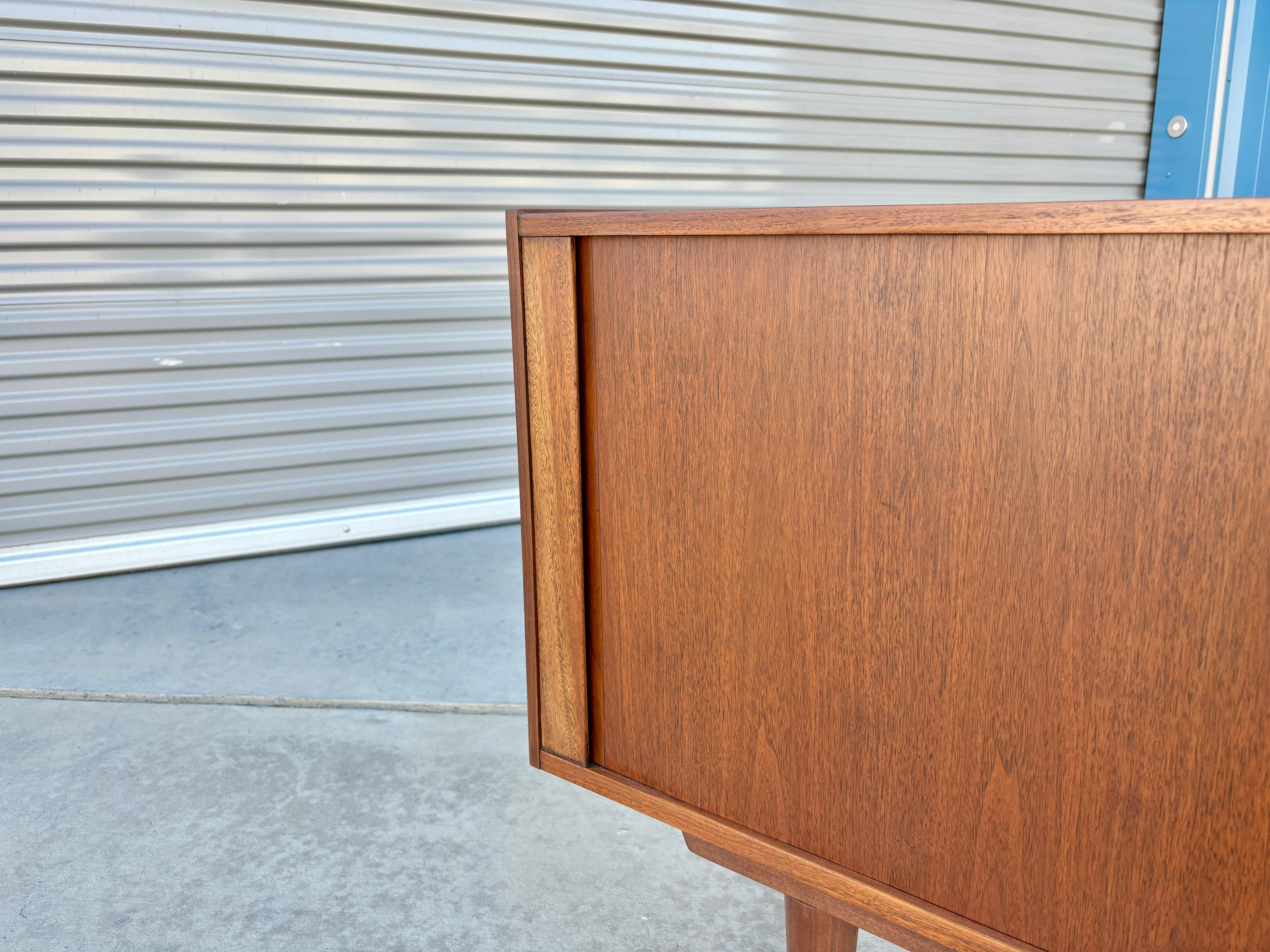 1970er Jahre Mid-Century Nussbaum Tambour Tür Credenza (neu lackiert) im Angebot 4