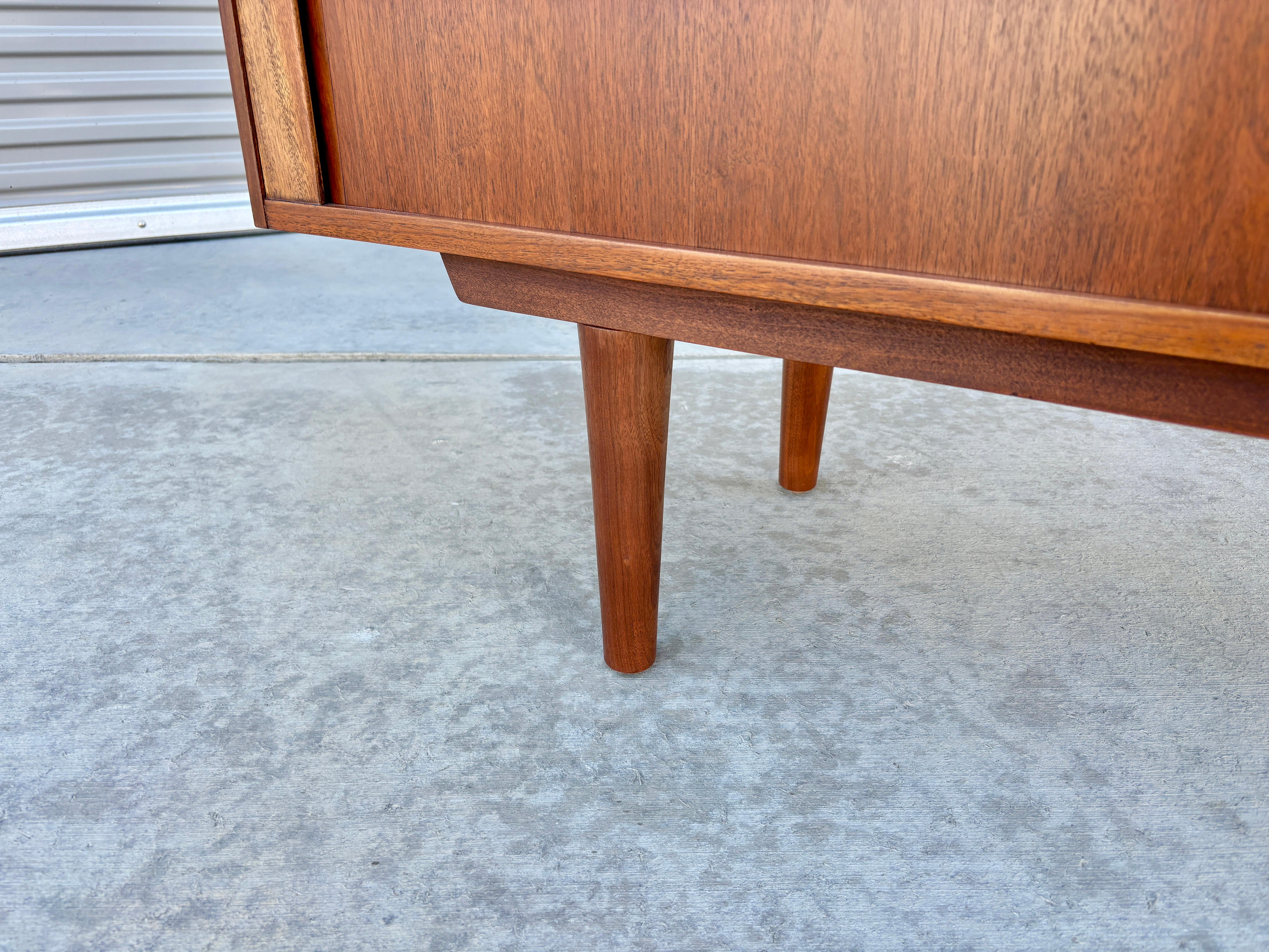 1970er Jahre Mid-Century Nussbaum Tambour Tür Credenza (neu lackiert) im Angebot 5