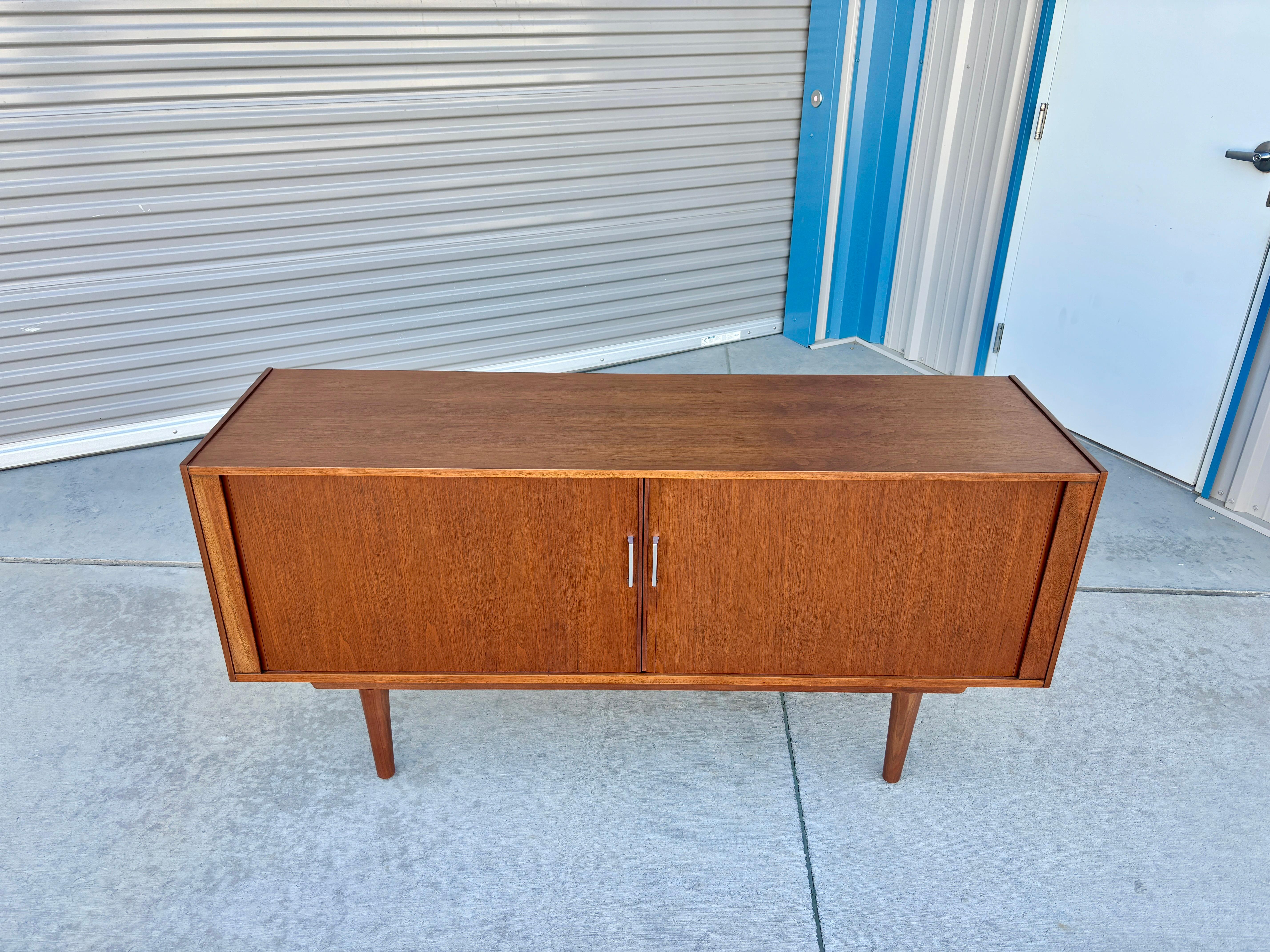 1970er Jahre Mid-Century Nussbaum Tambour Tür Credenza (neu lackiert) (Moderne der Mitte des Jahrhunderts) im Angebot