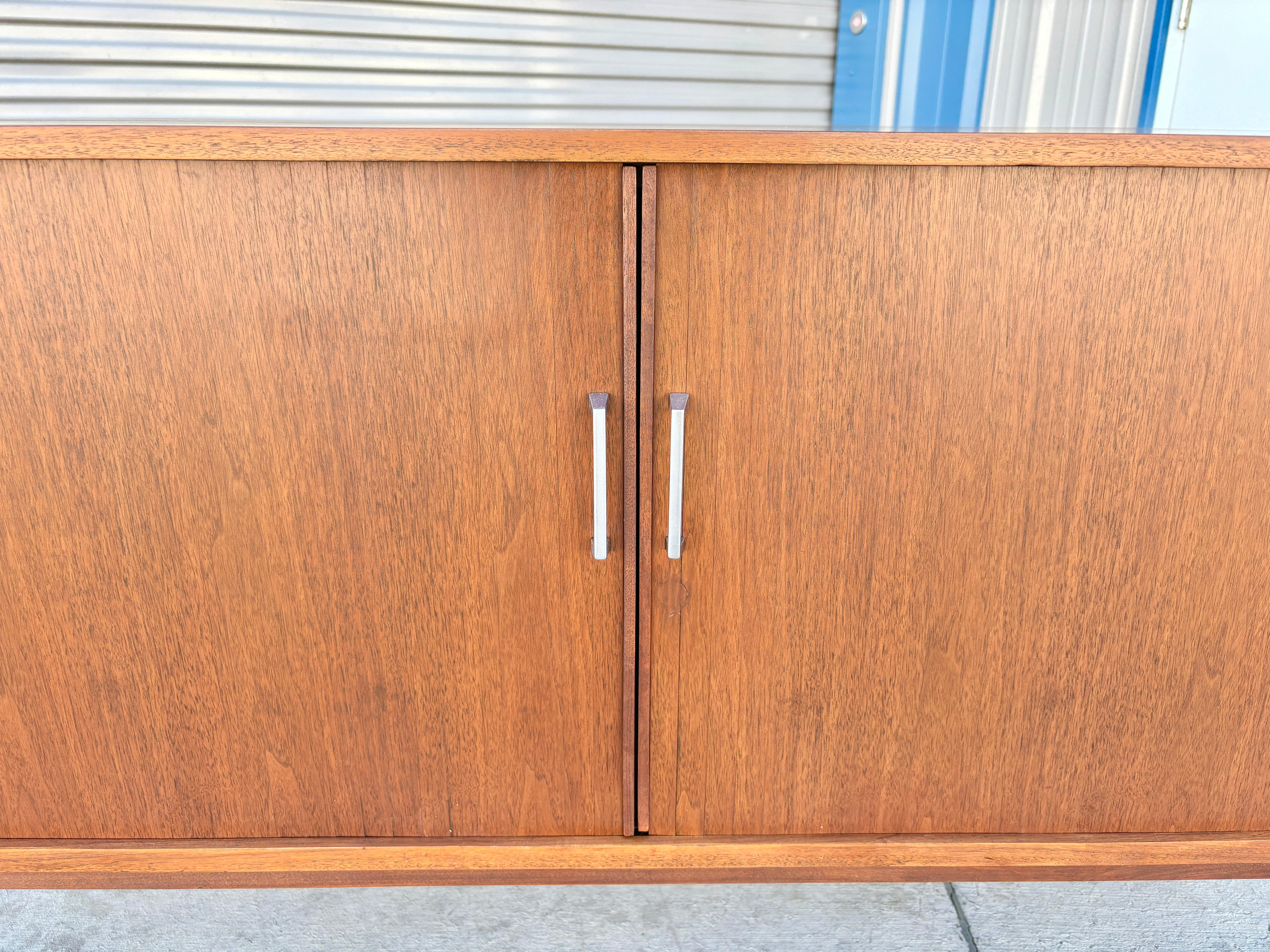 1970er Jahre Mid-Century Nussbaum Tambour Tür Credenza (neu lackiert) (amerikanisch) im Angebot
