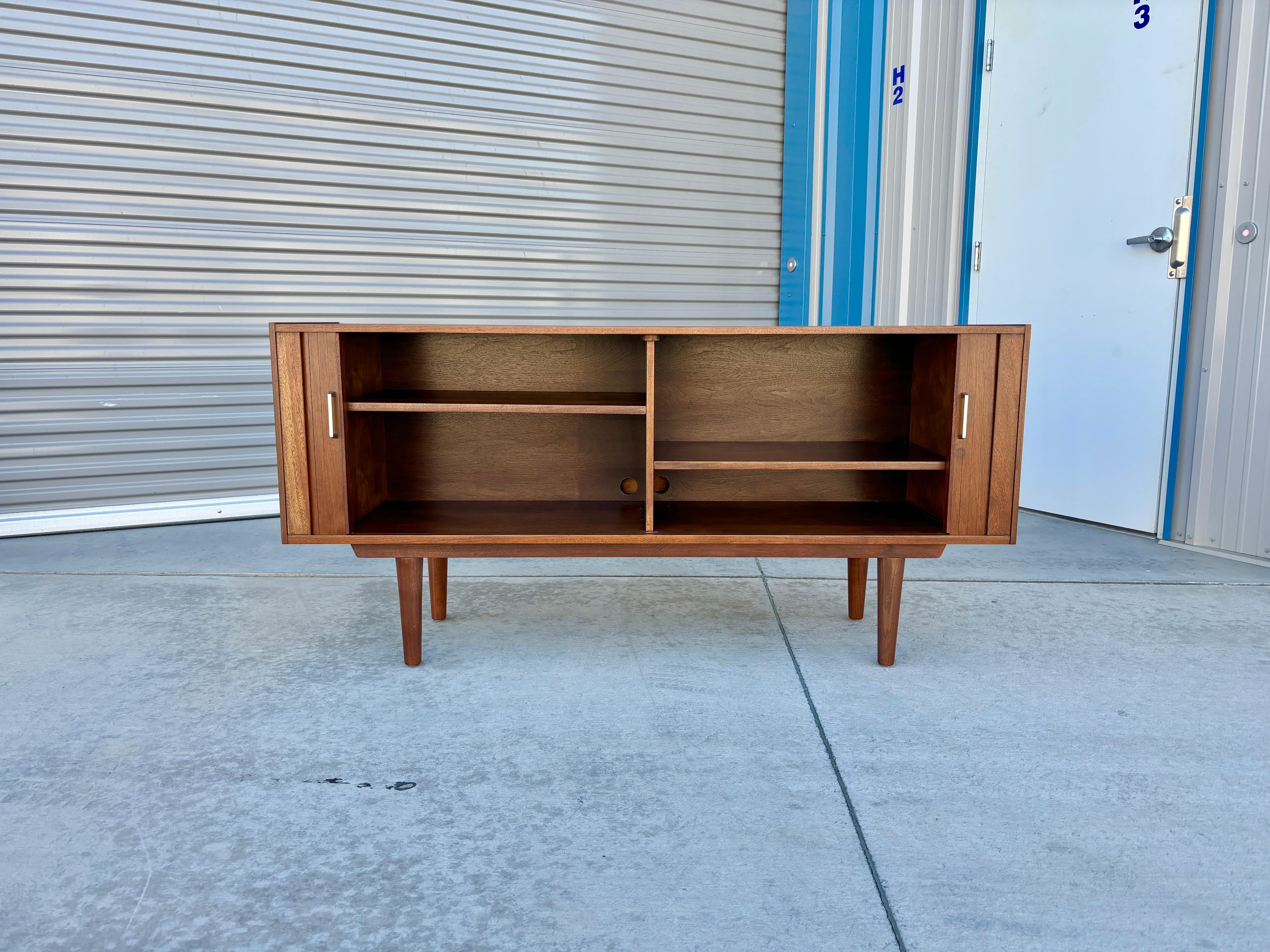 1970er Jahre Mid-Century Nussbaum Tambour Tür Credenza (neu lackiert) im Zustand „Gut“ im Angebot in North Hollywood, CA