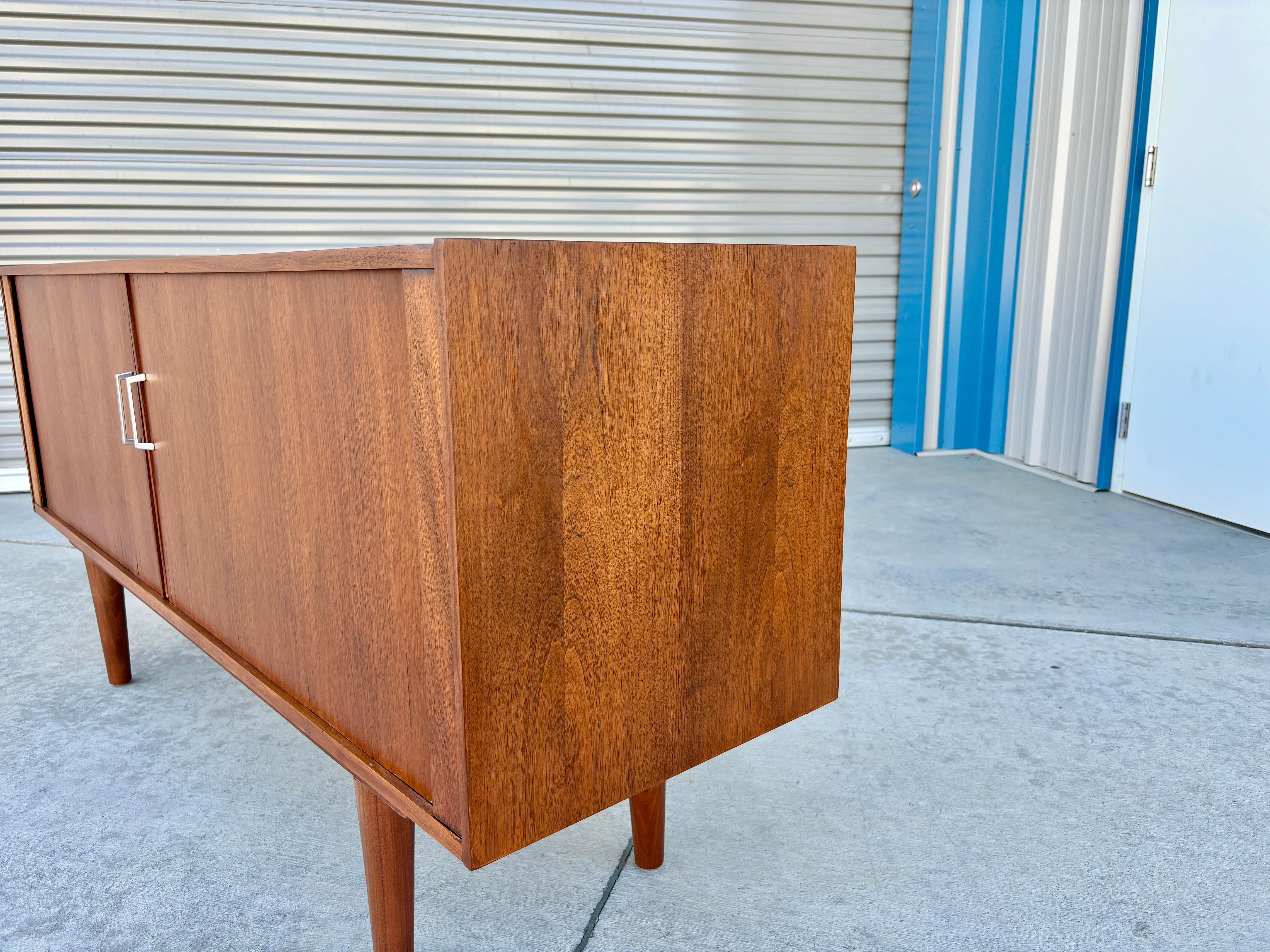 1970er Jahre Mid-Century Nussbaum Tambour Tür Credenza (neu lackiert) (Walnuss) im Angebot