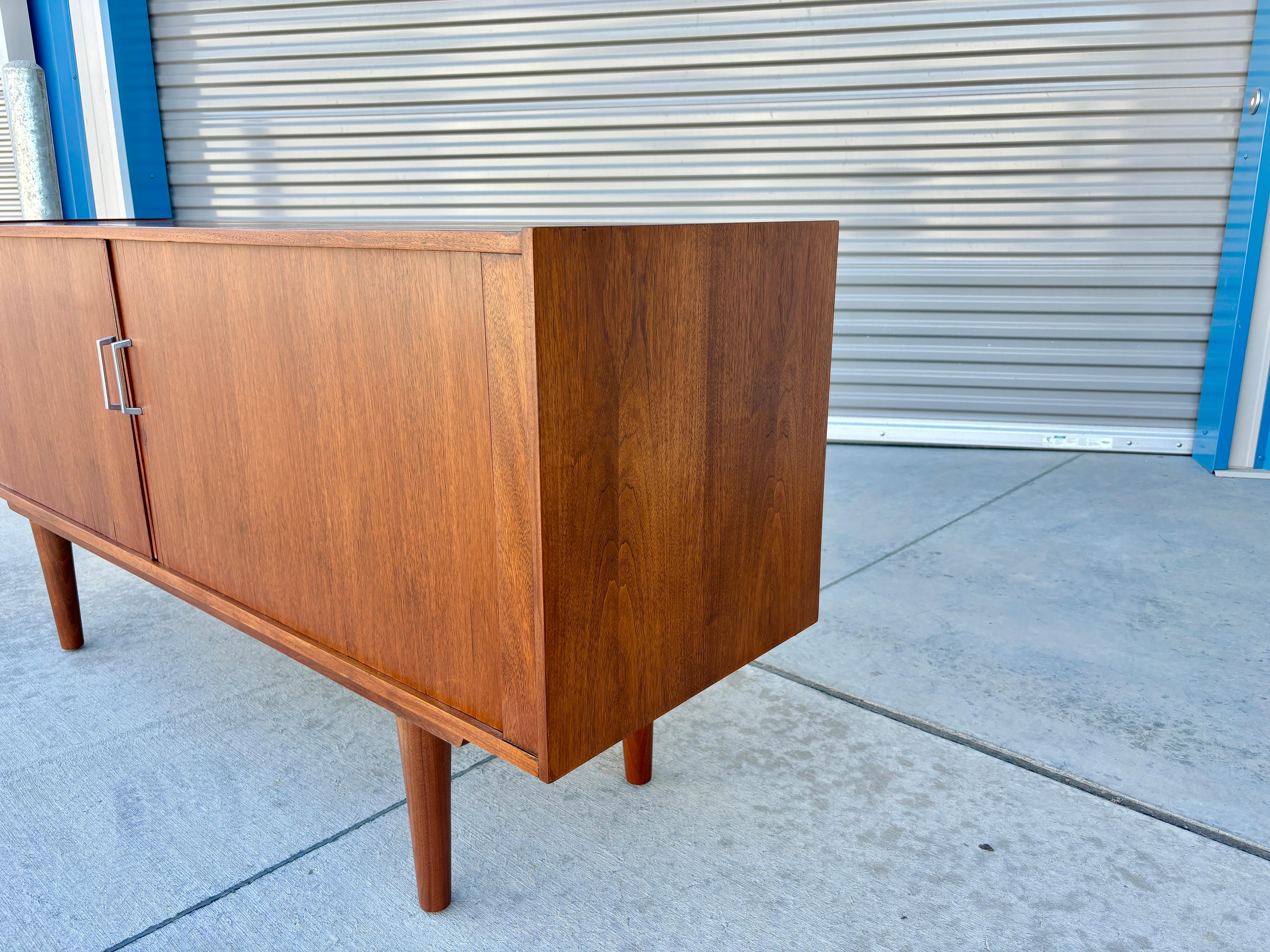 1970er Jahre Mid-Century Nussbaum Tambour Tür Credenza (neu lackiert) im Angebot 1