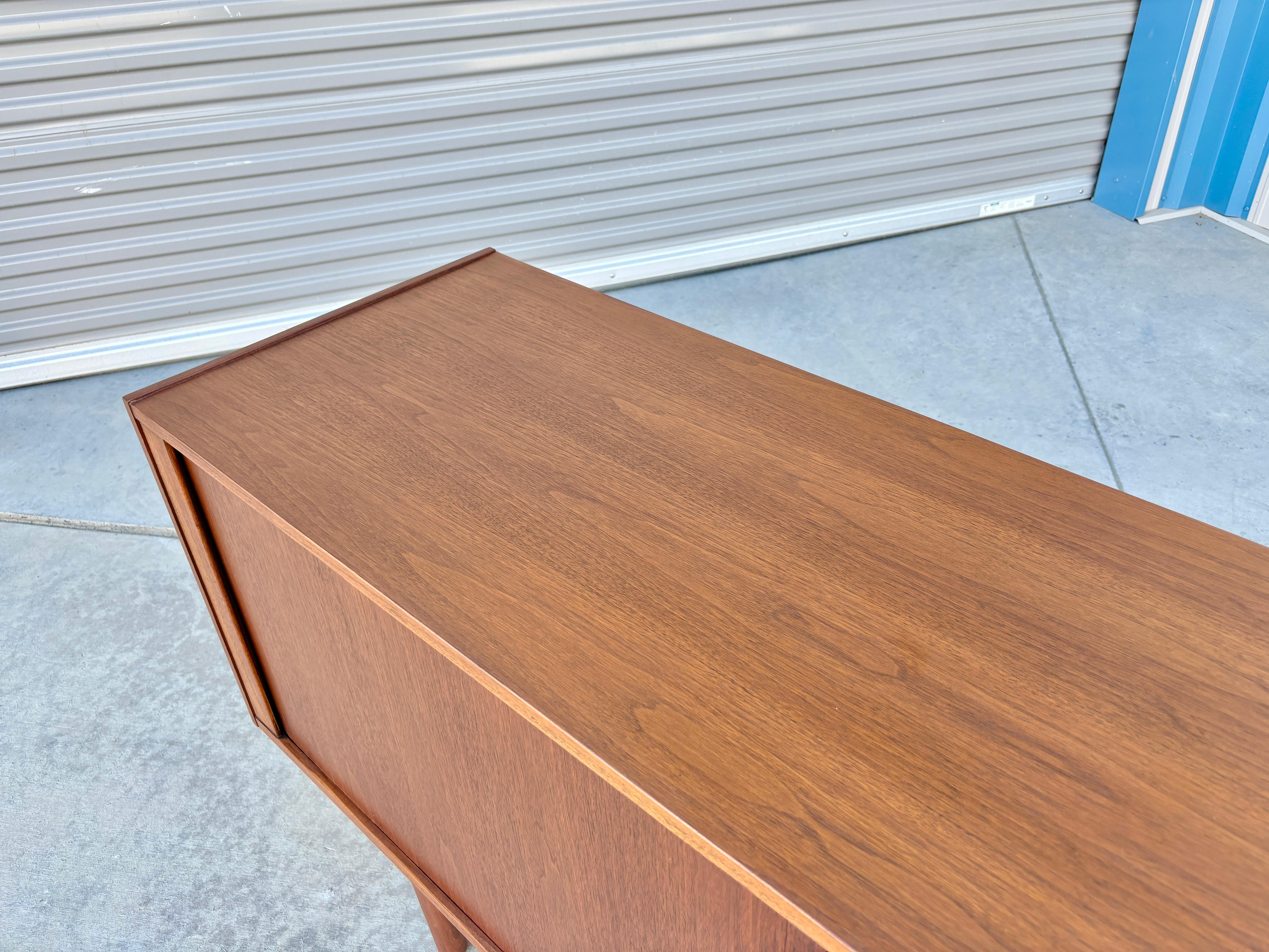 1970er Jahre Mid-Century Nussbaum Tambour Tür Credenza (neu lackiert) im Angebot 2