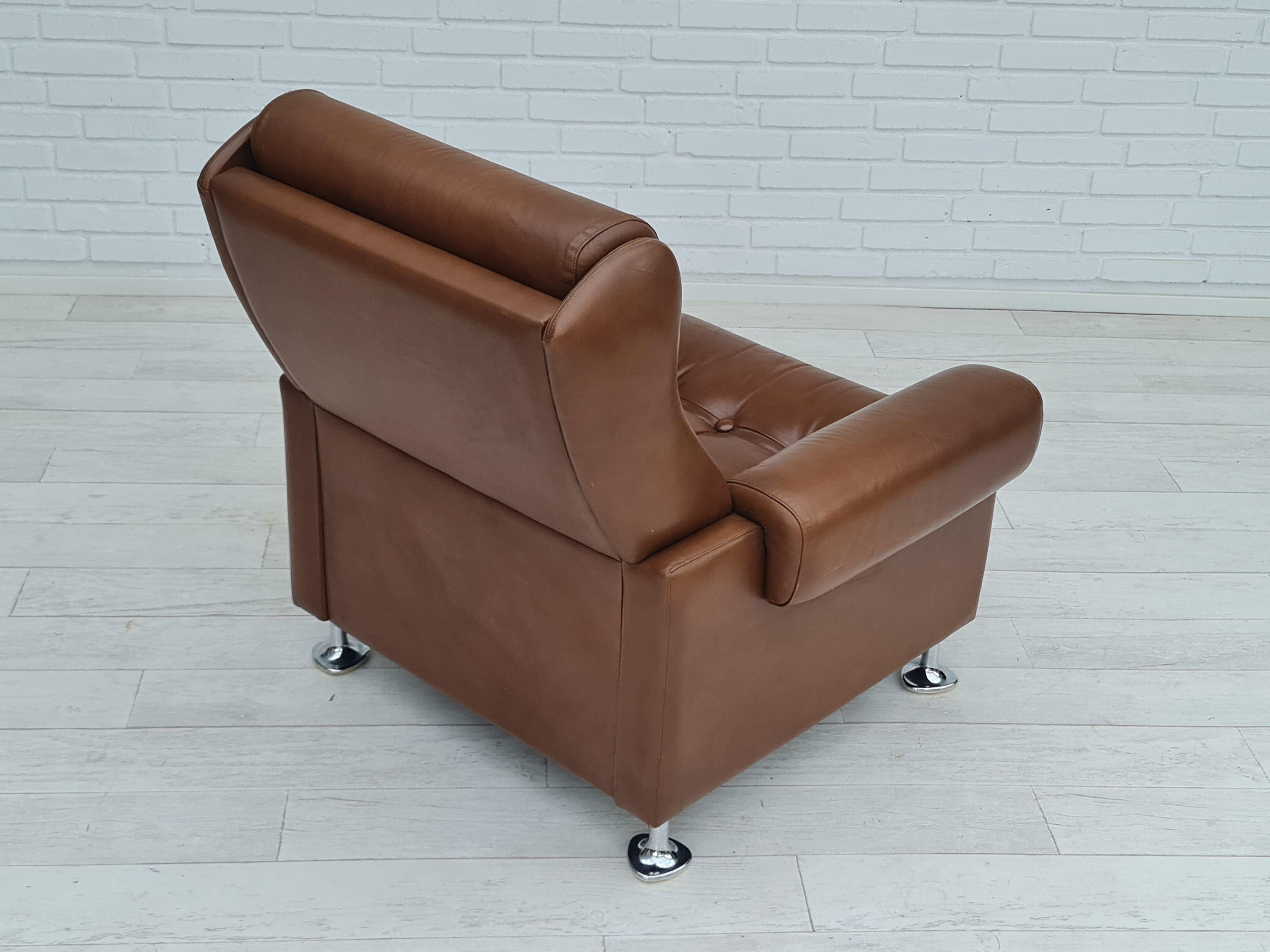 Sillón danés de cuero de mediados de siglo, años 70, estado original en venta 4