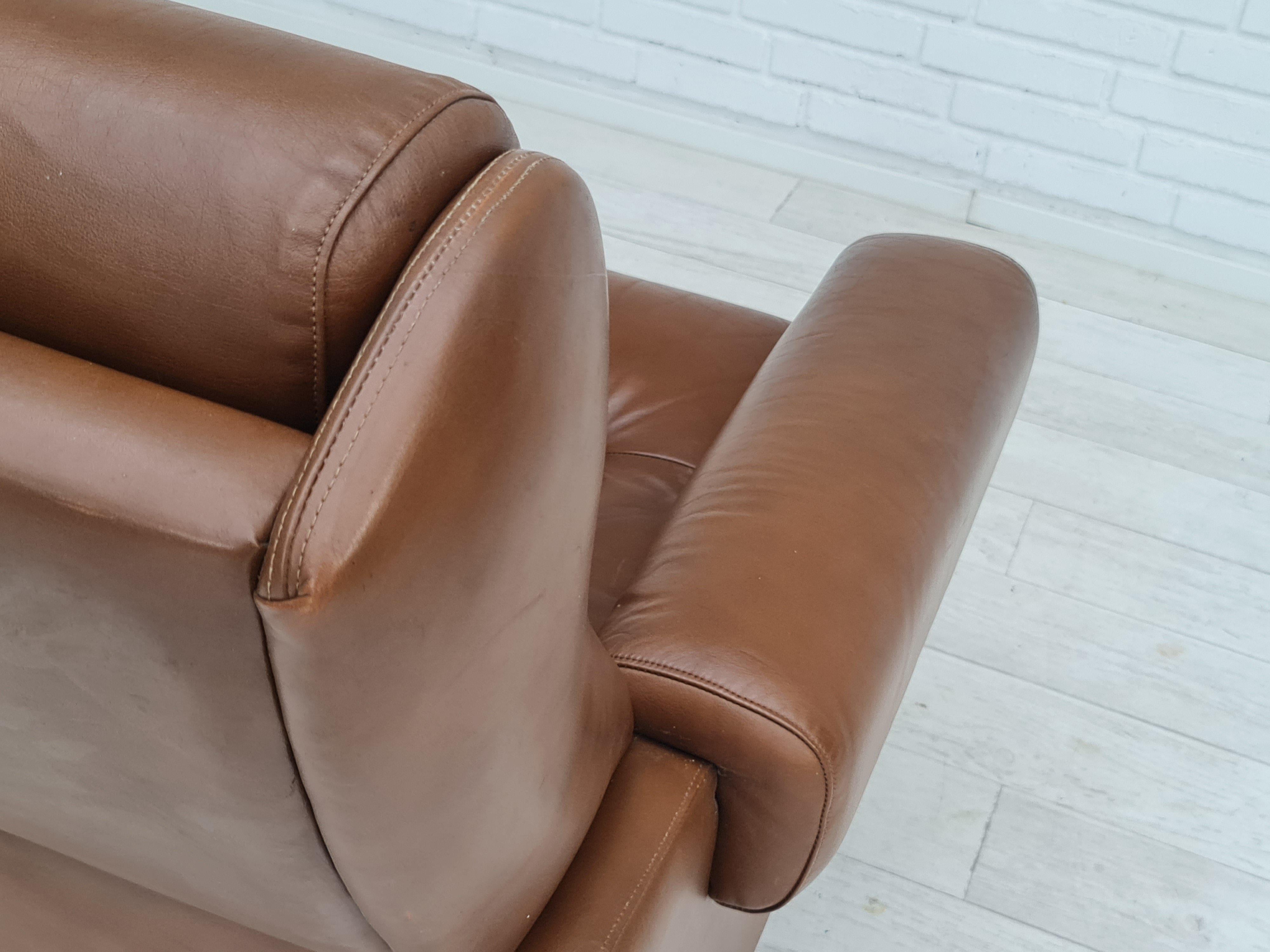 Sillón danés de cuero de mediados de siglo, años 70, estado original en venta 5