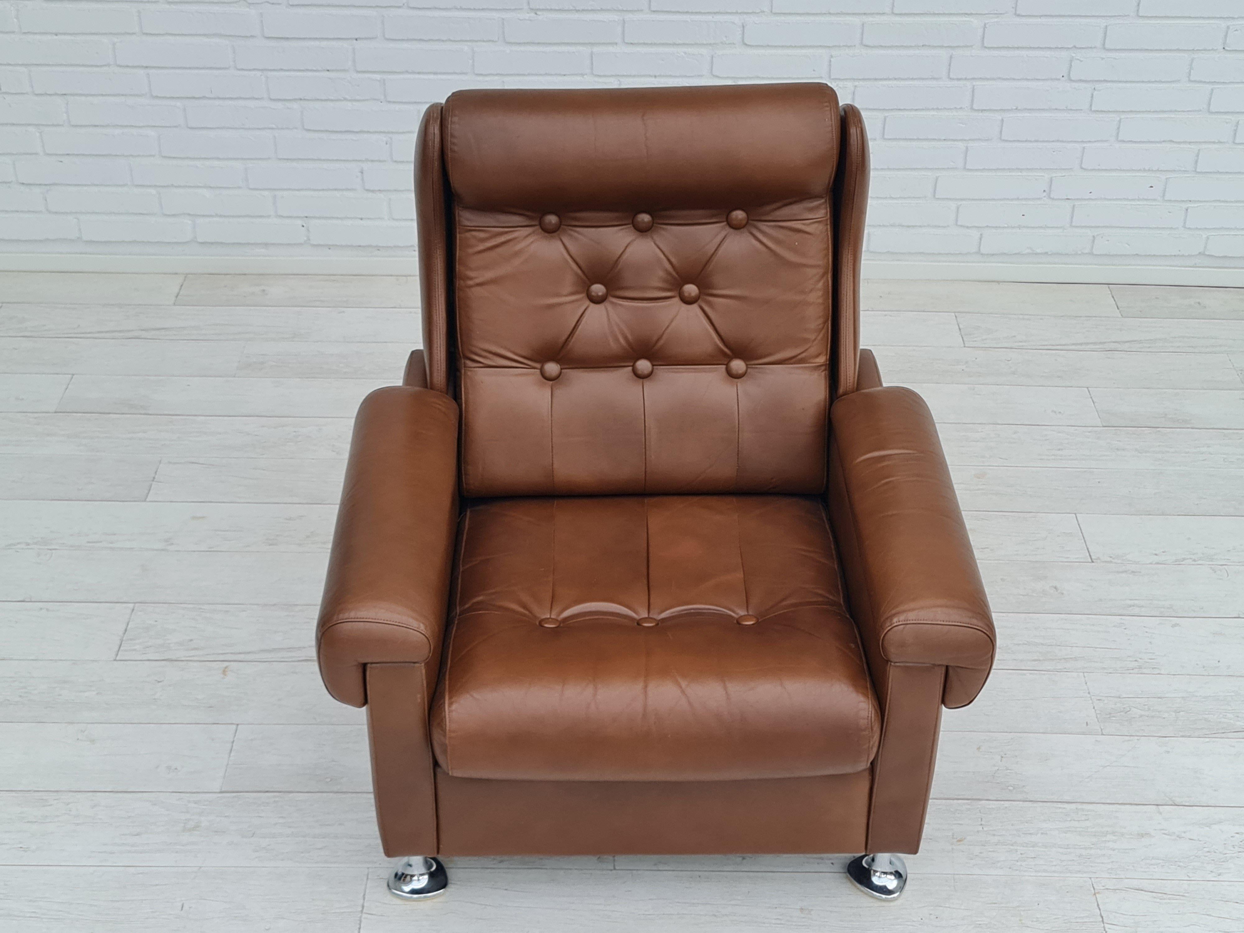 Sillón danés de cuero de mediados de siglo, años 70, estado original en venta 7