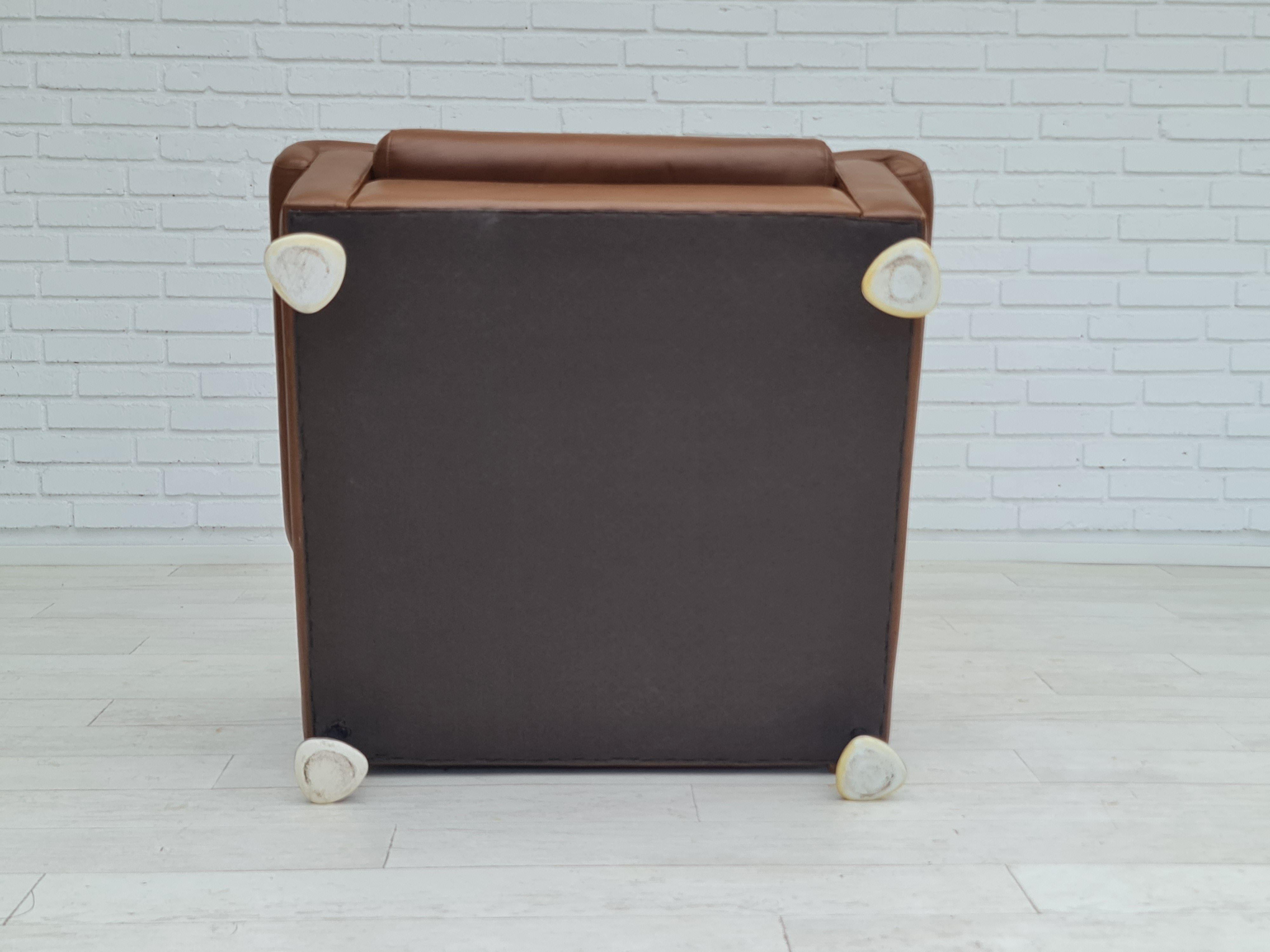 Sillón danés de cuero de mediados de siglo, años 70, estado original en venta 10