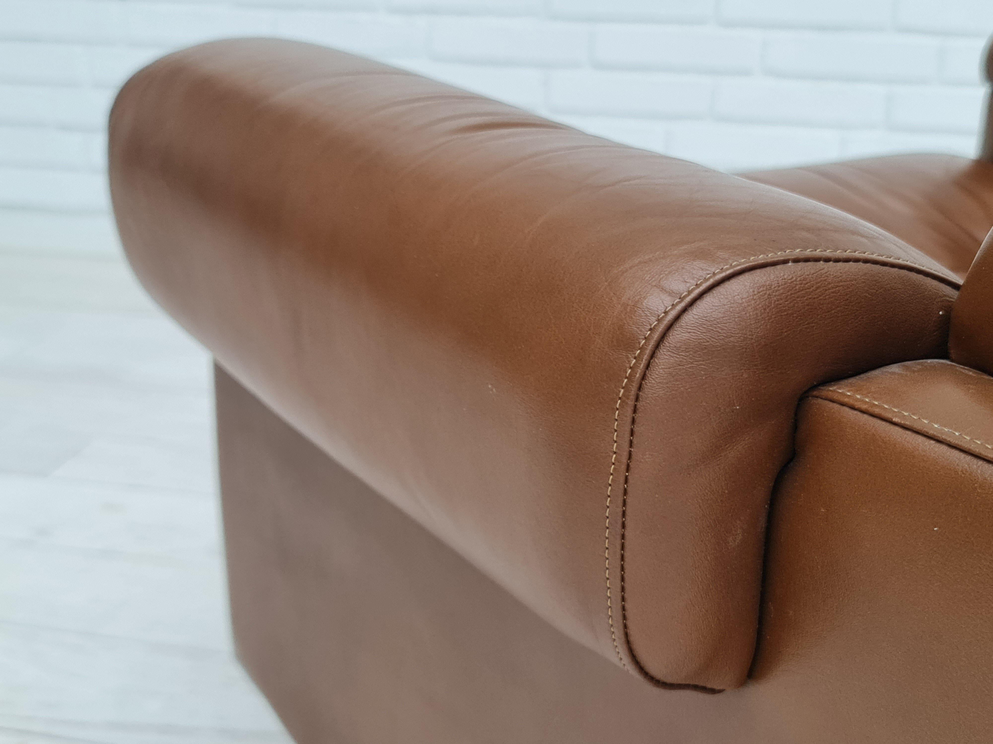 Tumbona de diseño danés. Fabricado hacia 1970 por un fabricante de muebles danés. Tapicería original en muy buen estado, sin olores. Piel marrón, cojines de asiento y respaldo sueltos. Patas de acero cromado.