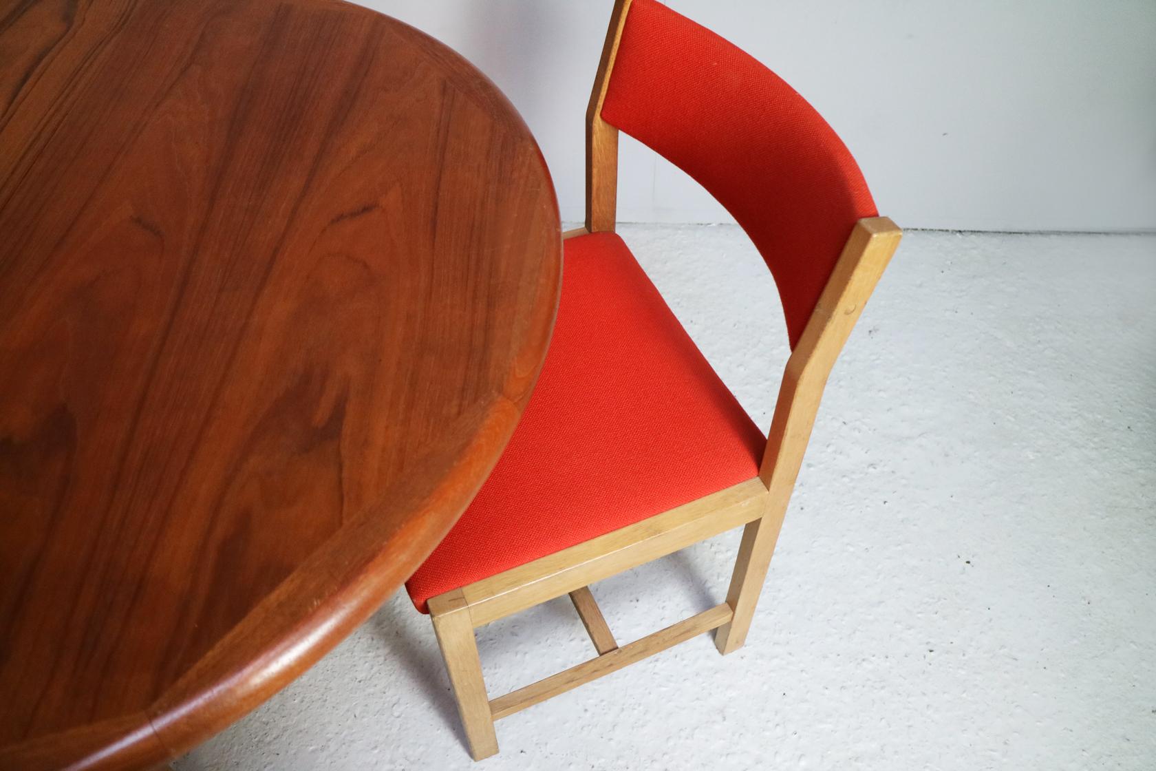 A very fine, relatively small extending Danish dining table with lovely wood grain, thick rounded edges and decorative inlaid edging. 

A total of 4 Danish dining chairs designed by Børge Mogensen, with rich red original upholstery and oak