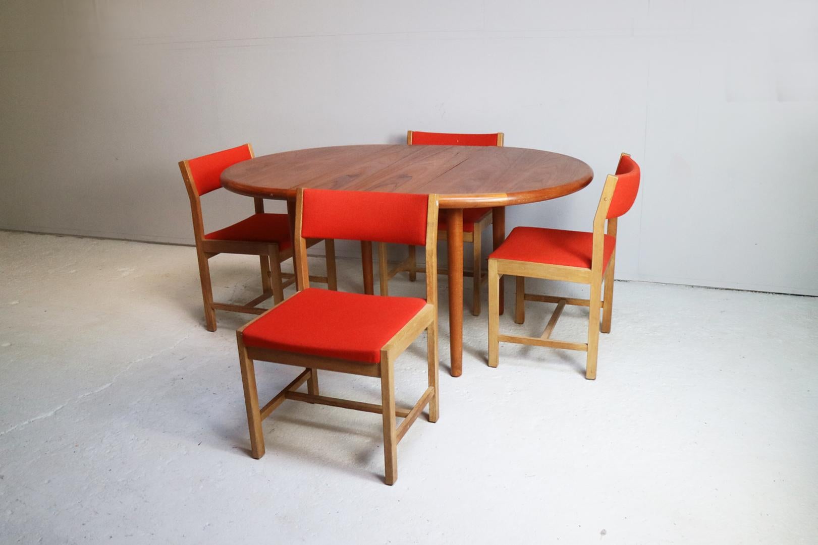 Late 20th Century 1970s Midcentury Danish Table and 4 Danish Børge Mogensen Dining Chairs For Sale