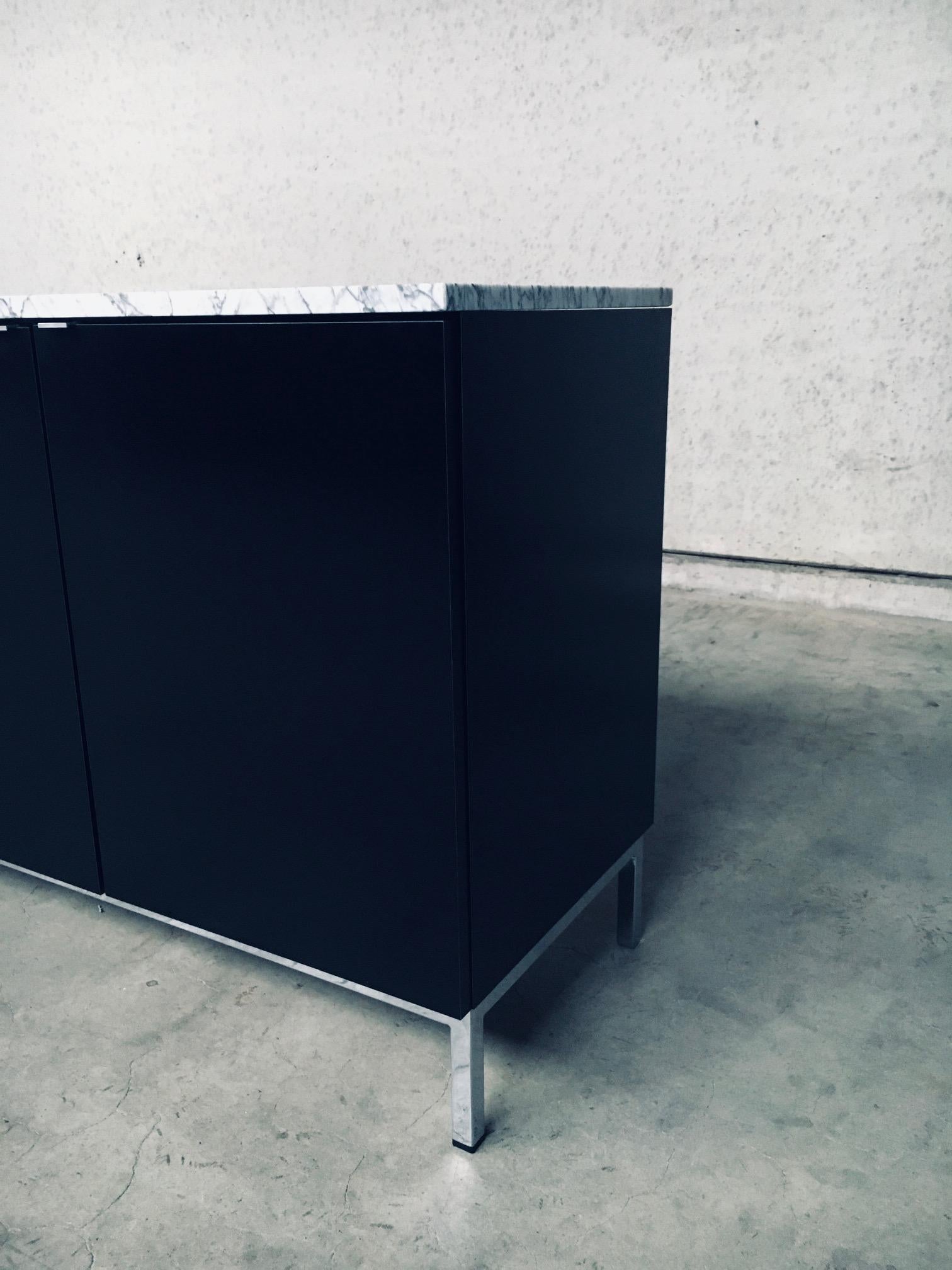 Credenza del 1970 di Florence Knoll dal design moderno del Medioevo in vendita 3