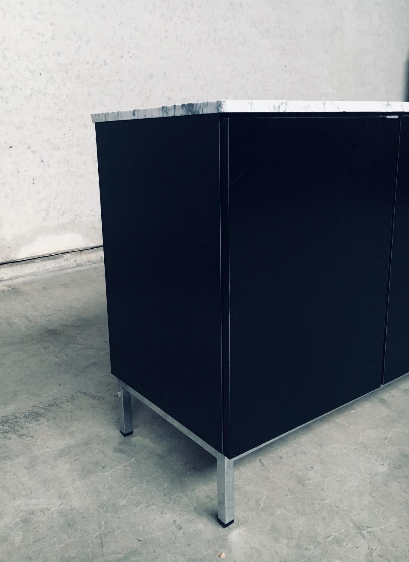 Credenza del 1970 di Florence Knoll dal design moderno del Medioevo in vendita 4