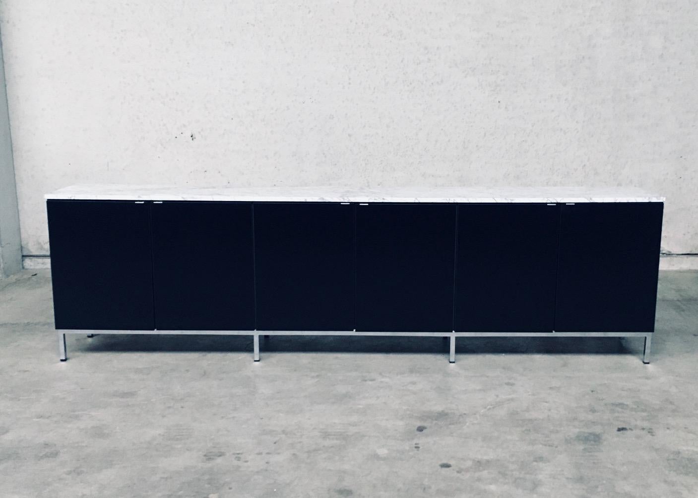 Credenza vintage di design moderno del Medioevo di Florence Knoll per Knoll International. Realizzato negli anni '70. Prodotto negli Stati Uniti o in Italia per Knoll International. Un classico del design di Knoll. Rara versione XL a 6 ante in nero