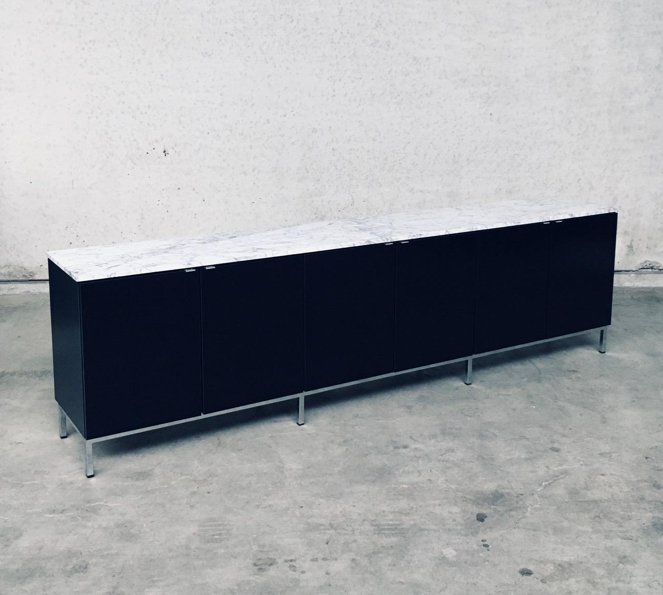 Mid-Century moderno Credenza del 1970 di Florence Knoll dal design moderno del Medioevo in vendita