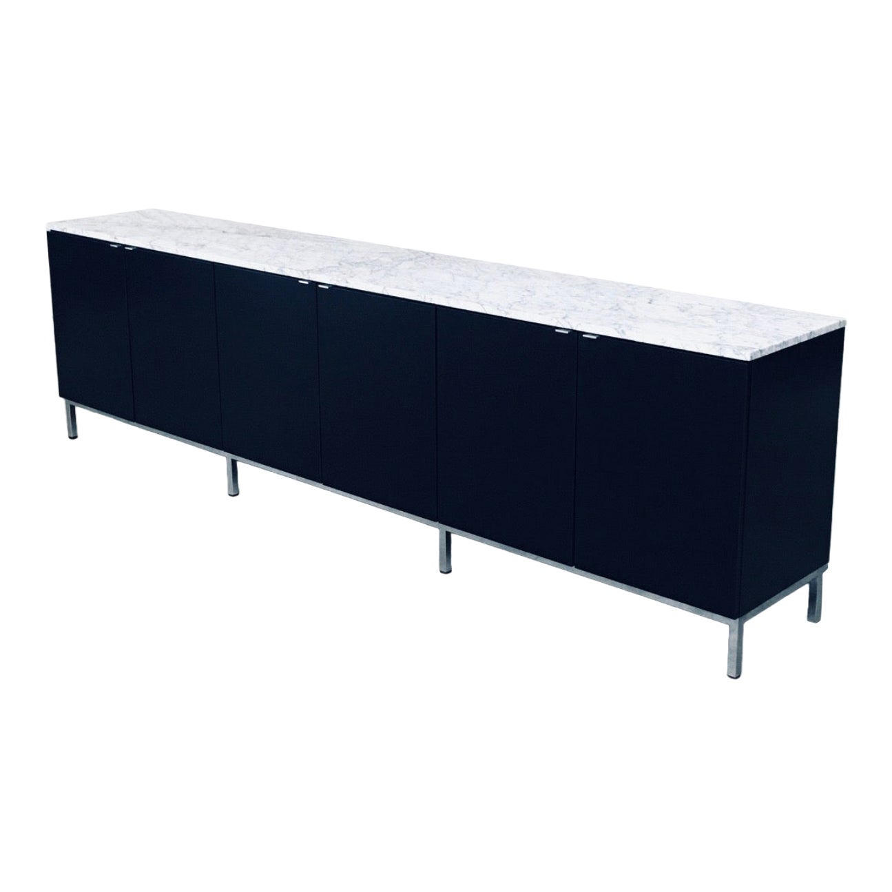 Credenza del 1970 di Florence Knoll dal design moderno del Medioevo