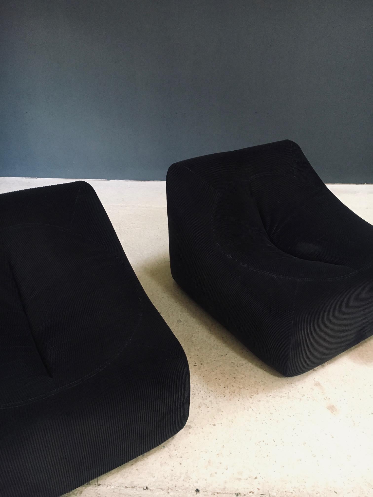 Set di sedie da salotto in velluto a coste di design francese del Midcentury Modern degli anni '70 in vendita 3