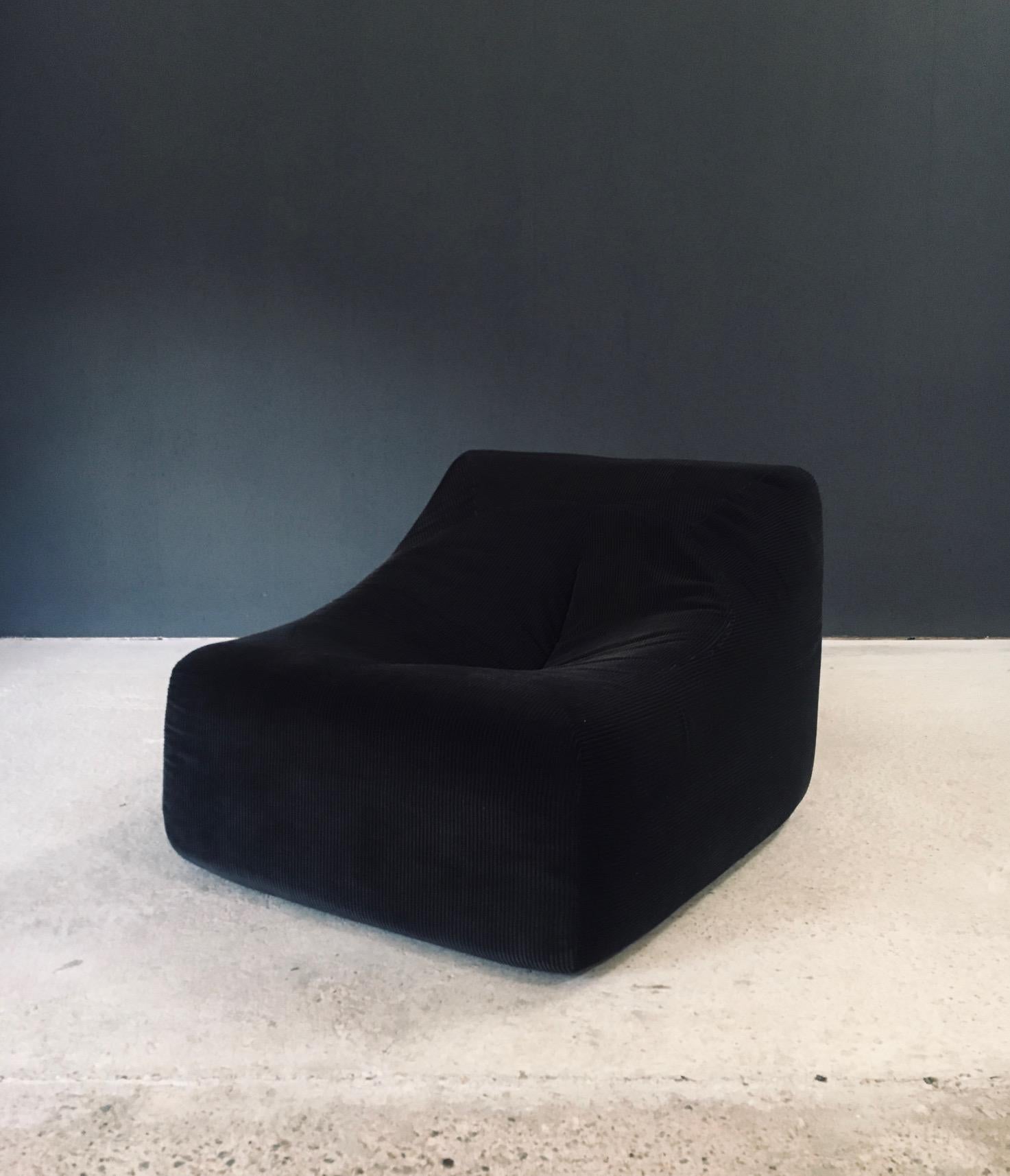 Set di sedie da salotto in velluto a coste di design francese del Midcentury Modern degli anni '70 in vendita 4