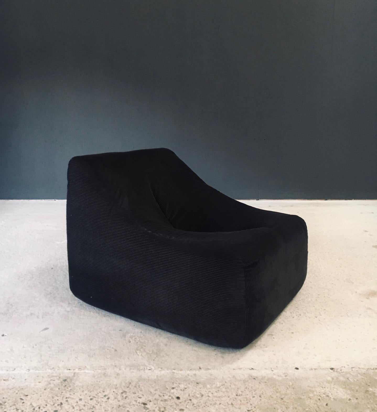 Set di sedie da salotto in velluto a coste di design francese del Midcentury Modern degli anni '70 in vendita 5