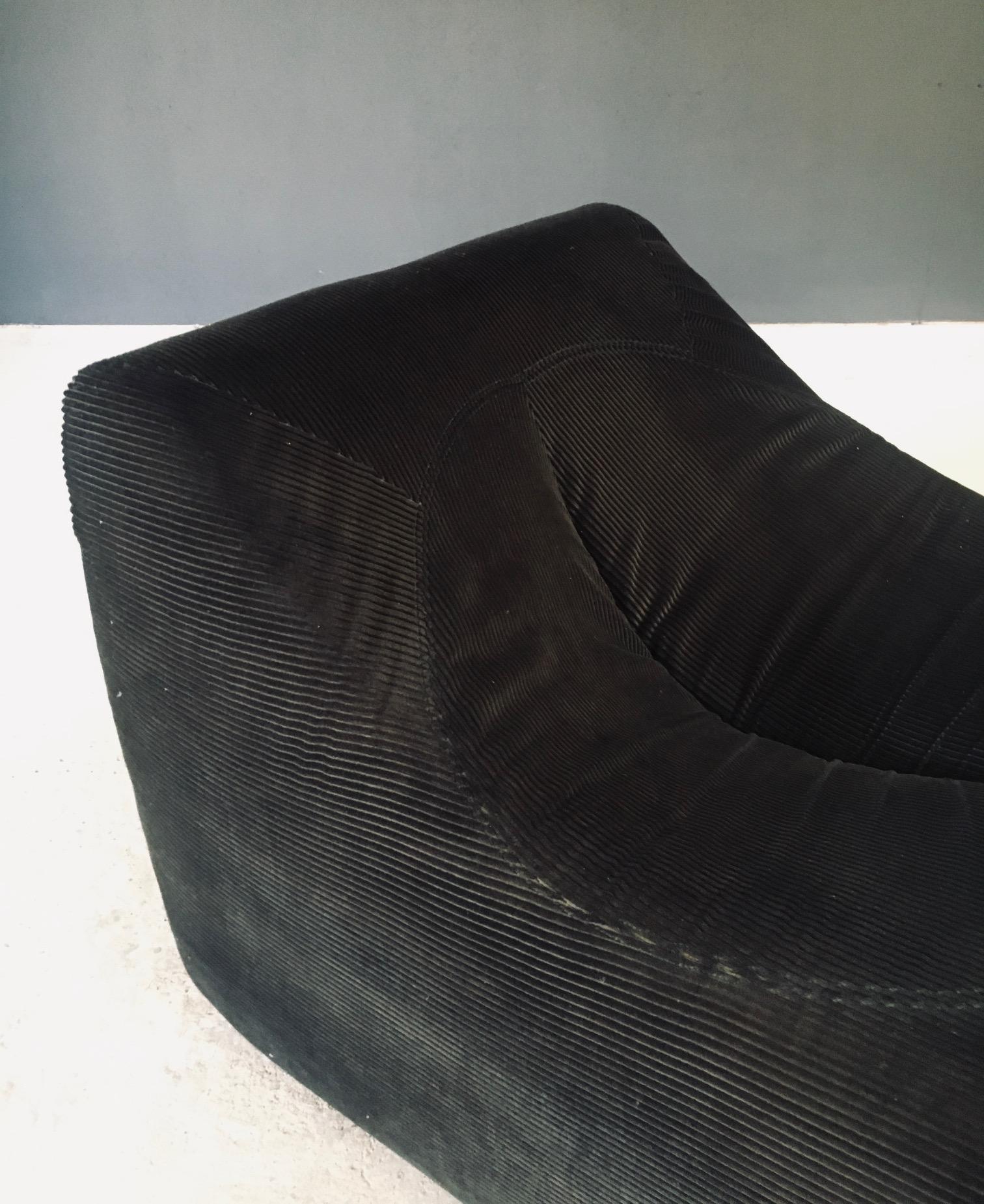 Set di sedie da salotto in velluto a coste di design francese del Midcentury Modern degli anni '70 in vendita 6