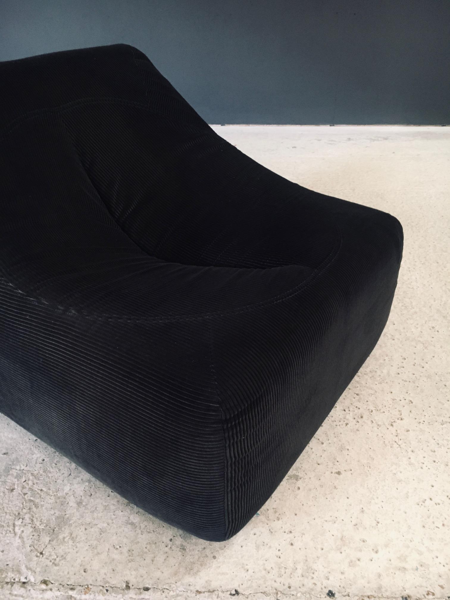 Set di sedie da salotto in velluto a coste di design francese del Midcentury Modern degli anni '70 in vendita 7