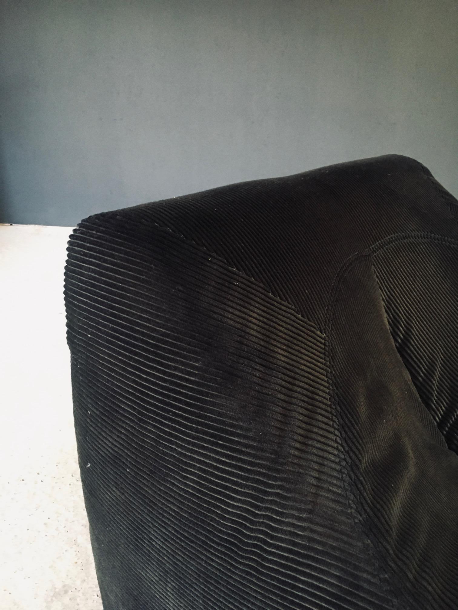 Set di sedie da salotto in velluto a coste di design francese del Midcentury Modern degli anni '70 in vendita 8