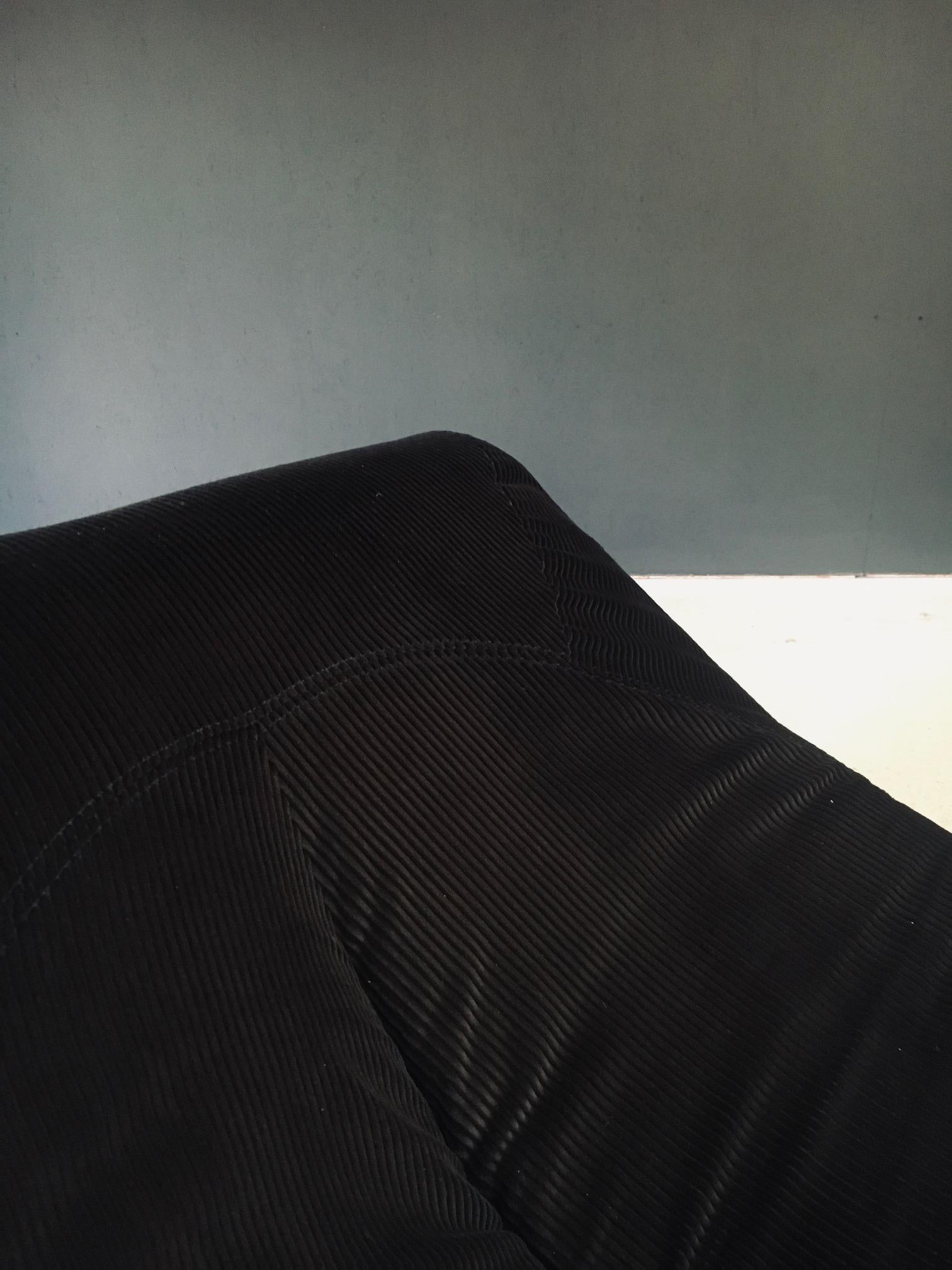 Set di sedie da salotto in velluto a coste di design francese del Midcentury Modern degli anni '70 in vendita 9