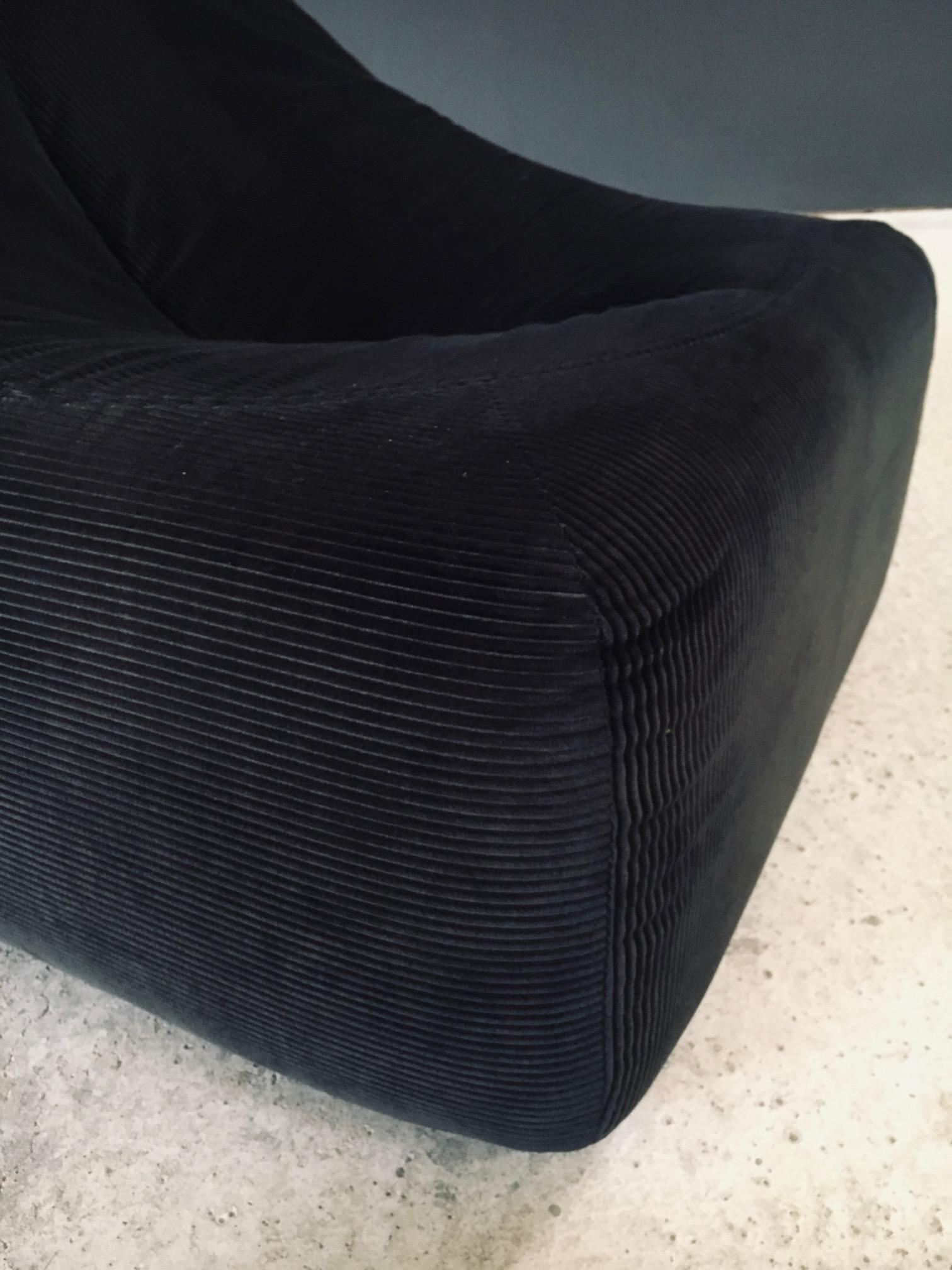 Set di sedie da salotto in velluto a coste di design francese del Midcentury Modern degli anni '70 in vendita 10