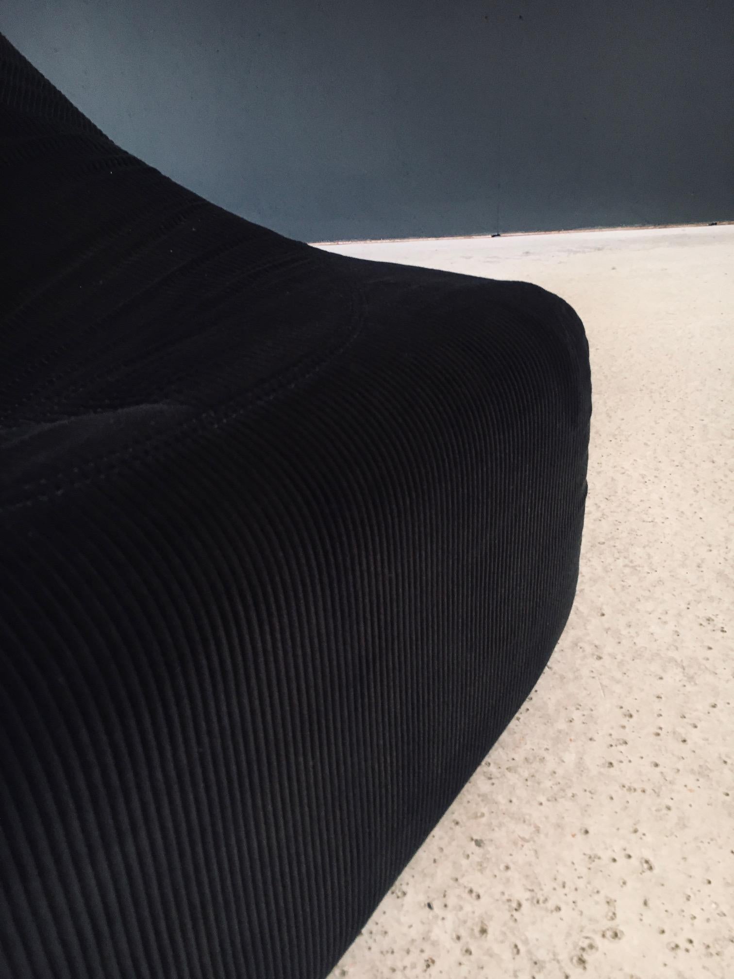 Set di sedie da salotto in velluto a coste di design francese del Midcentury Modern degli anni '70 in vendita 11