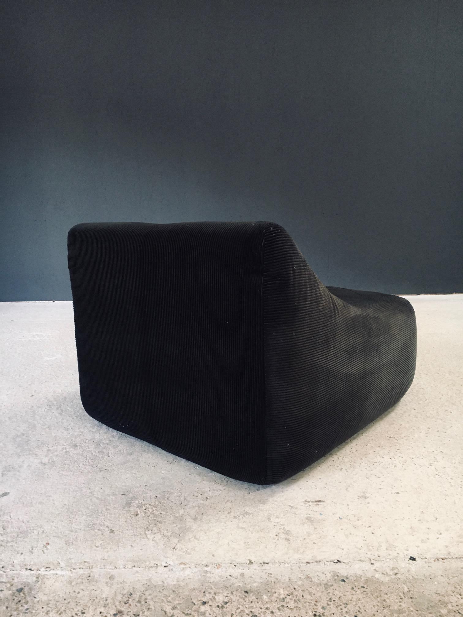 Set di sedie da salotto in velluto a coste di design francese del Midcentury Modern degli anni '70 in vendita 12