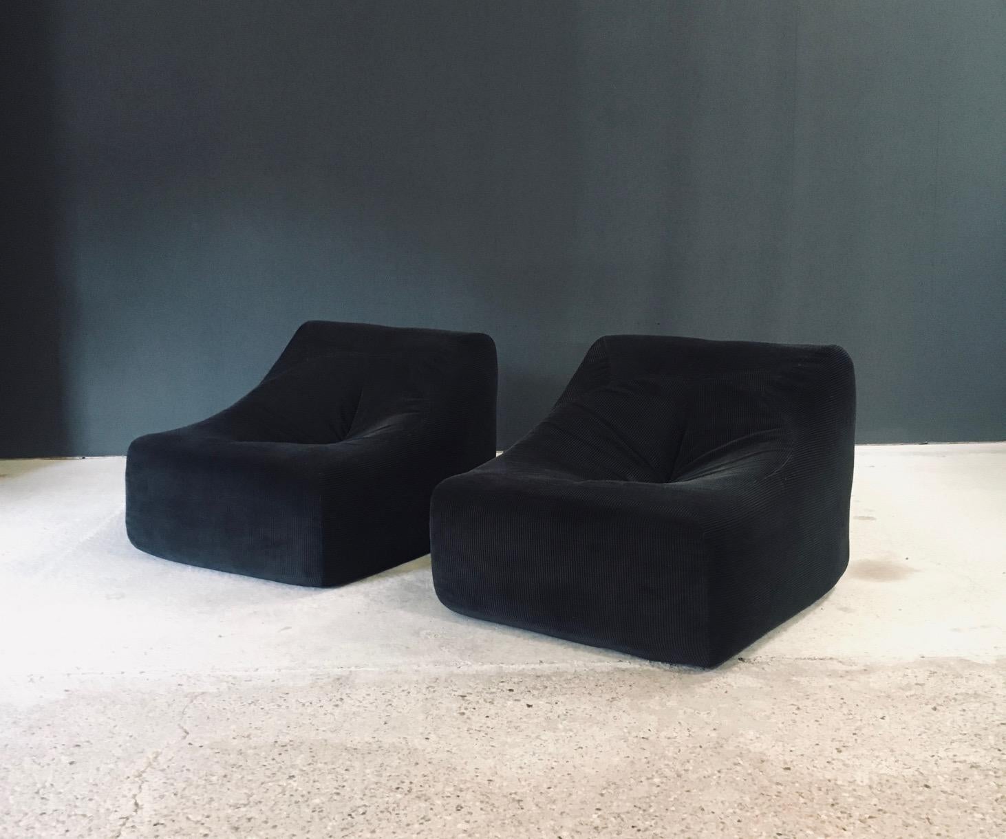 Set di 2 sedie a sdraio in velluto a coste di design del Midcentury Modern Vintage. Come il divano modello Kali di Michel Ducaroy. Fauteuils rivestiti in morbido tessuto di velluto a coste grigio scuro con un pad in pelle per proteggerli alla base.