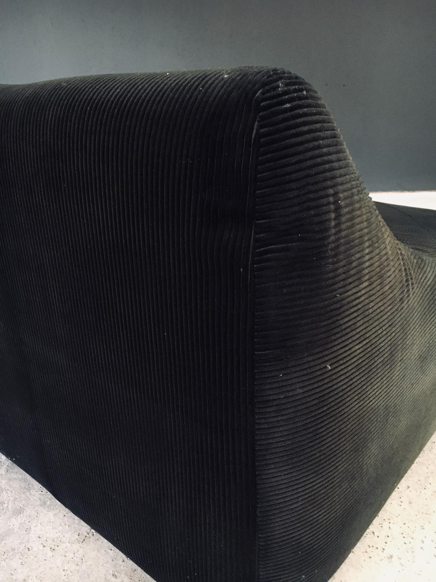 Set di sedie da salotto in velluto a coste di design francese del Midcentury Modern degli anni '70 in vendita 13