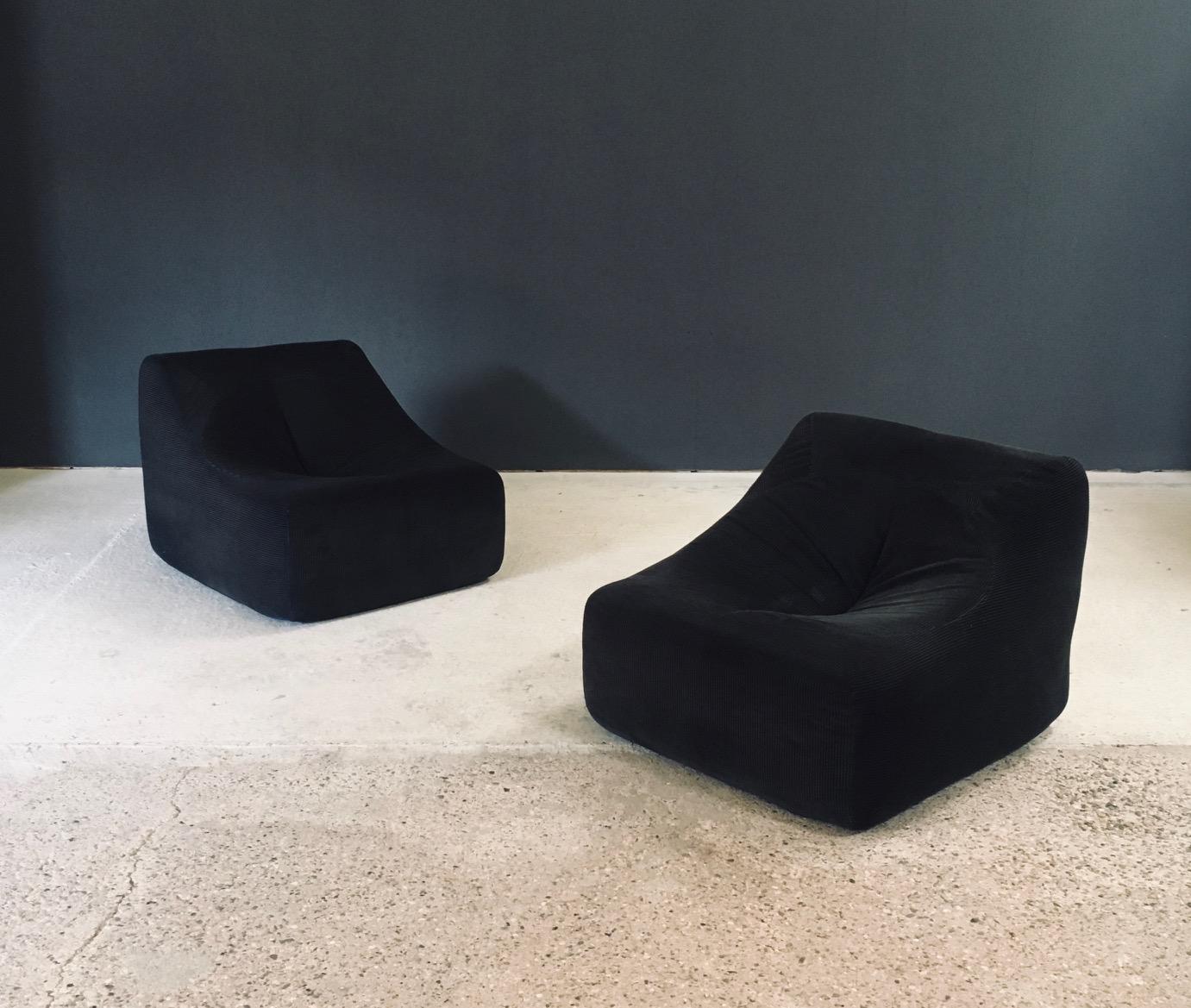 Mid-Century moderno Set di sedie da salotto in velluto a coste di design francese del Midcentury Modern degli anni '70 in vendita