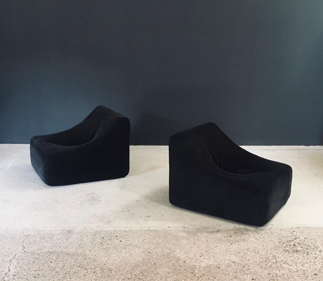 Francese Set di sedie da salotto in velluto a coste di design francese del Midcentury Modern degli anni '70 in vendita