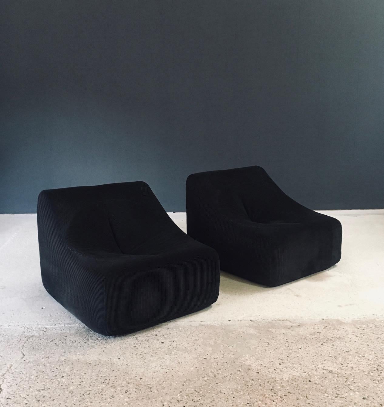 Set di sedie da salotto in velluto a coste di design francese del Midcentury Modern degli anni '70 In condizioni buone in vendita a Oud-Turnhout, VAN