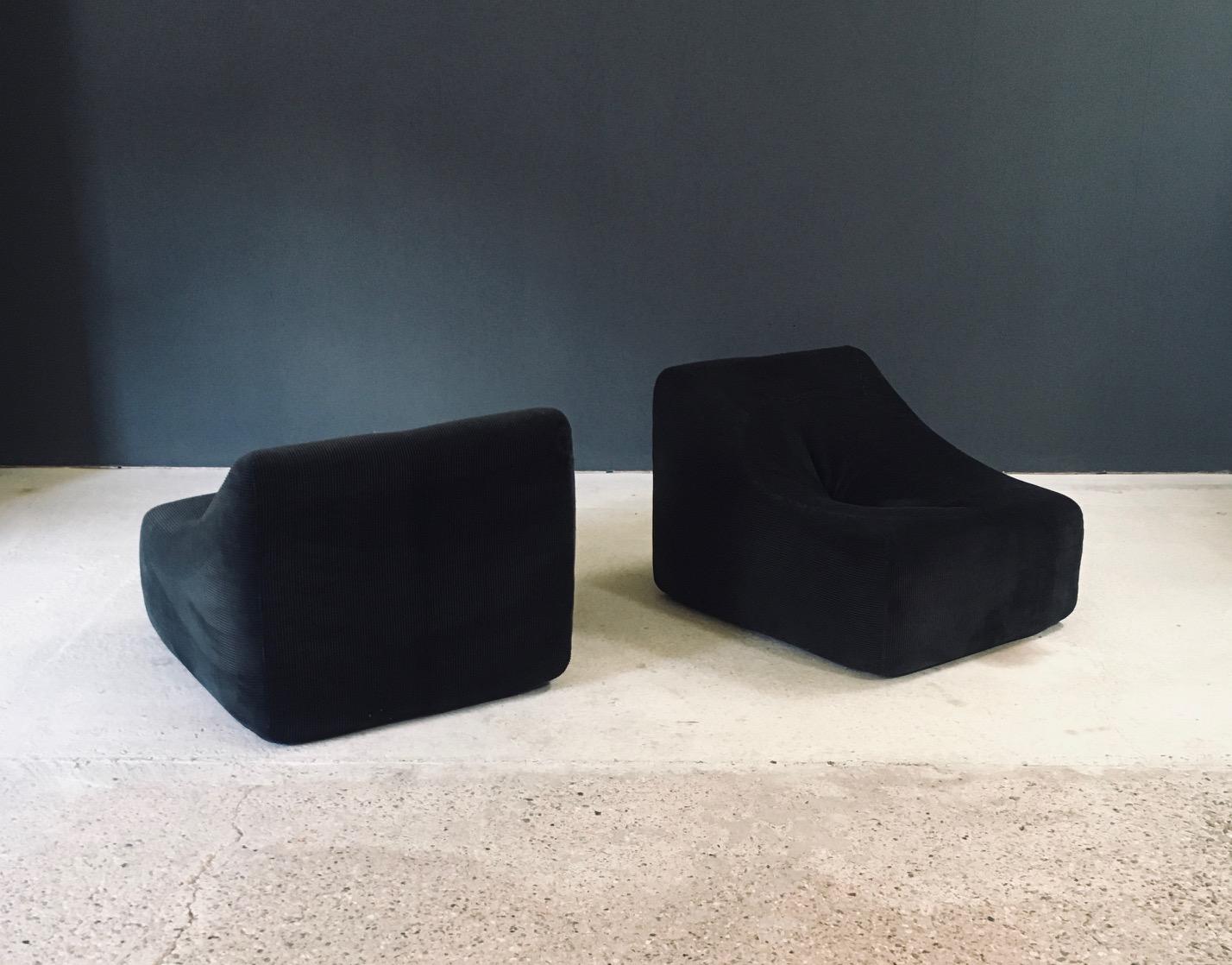 Fine XX secolo Set di sedie da salotto in velluto a coste di design francese del Midcentury Modern degli anni '70 in vendita