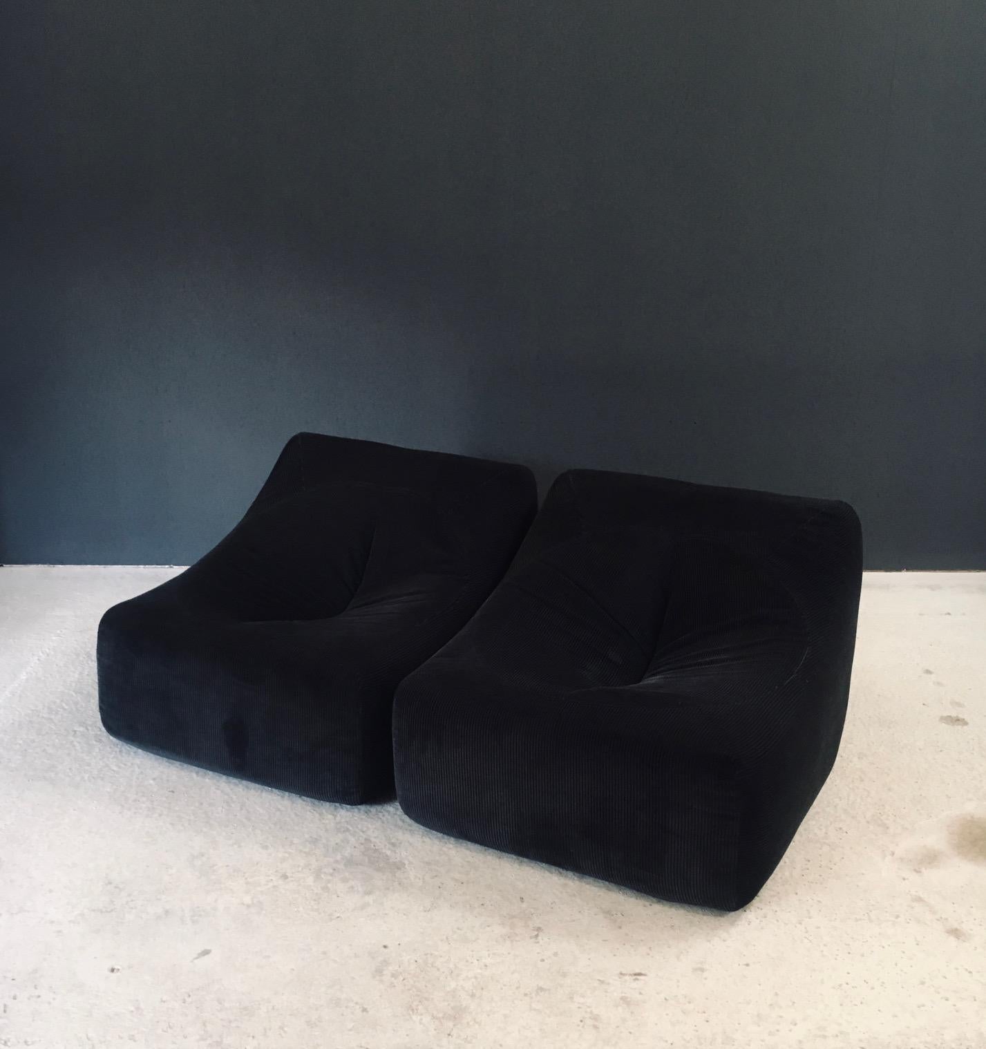 Set di sedie da salotto in velluto a coste di design francese del Midcentury Modern degli anni '70 in vendita 1