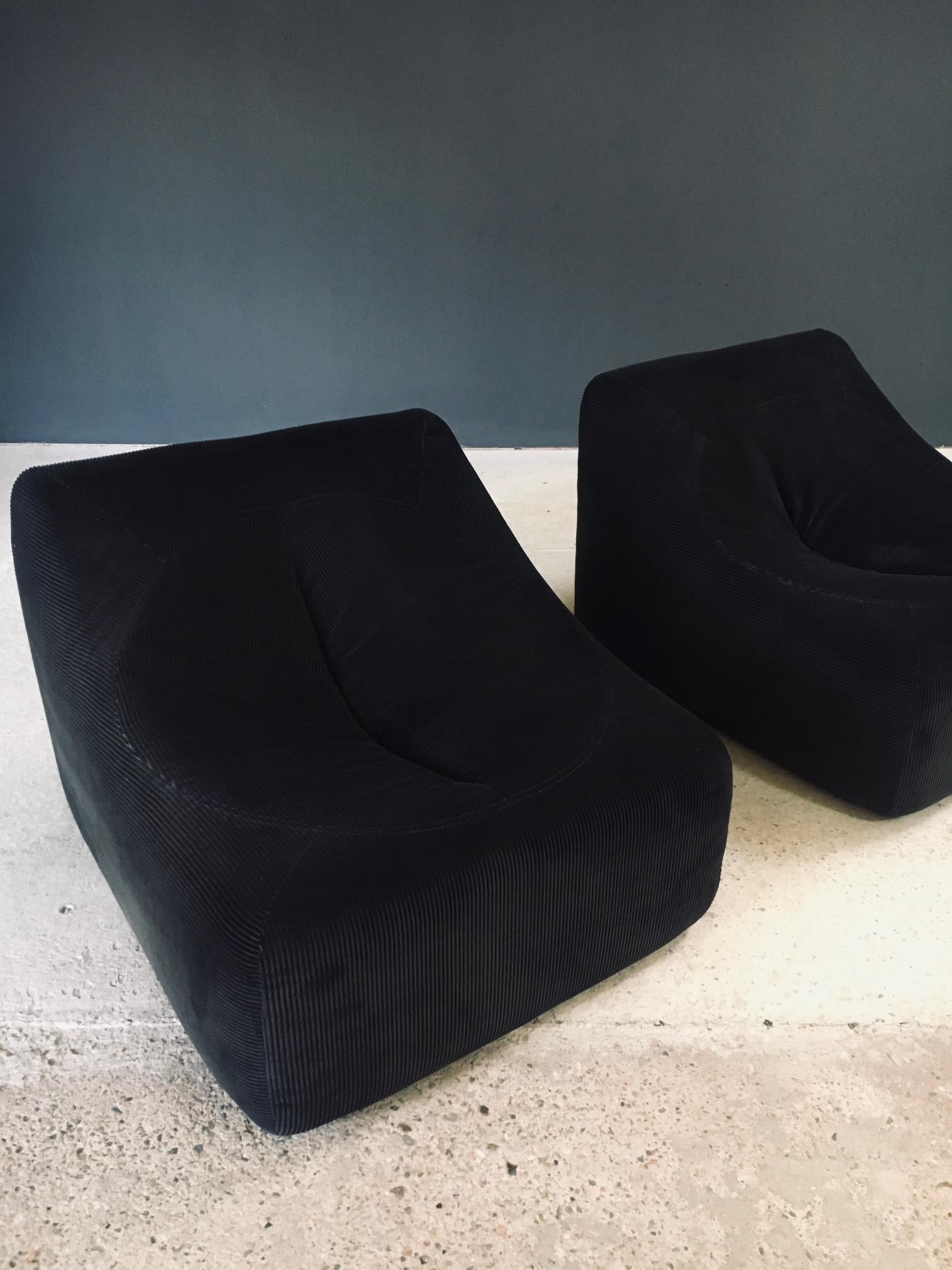 Set di sedie da salotto in velluto a coste di design francese del Midcentury Modern degli anni '70 in vendita 2