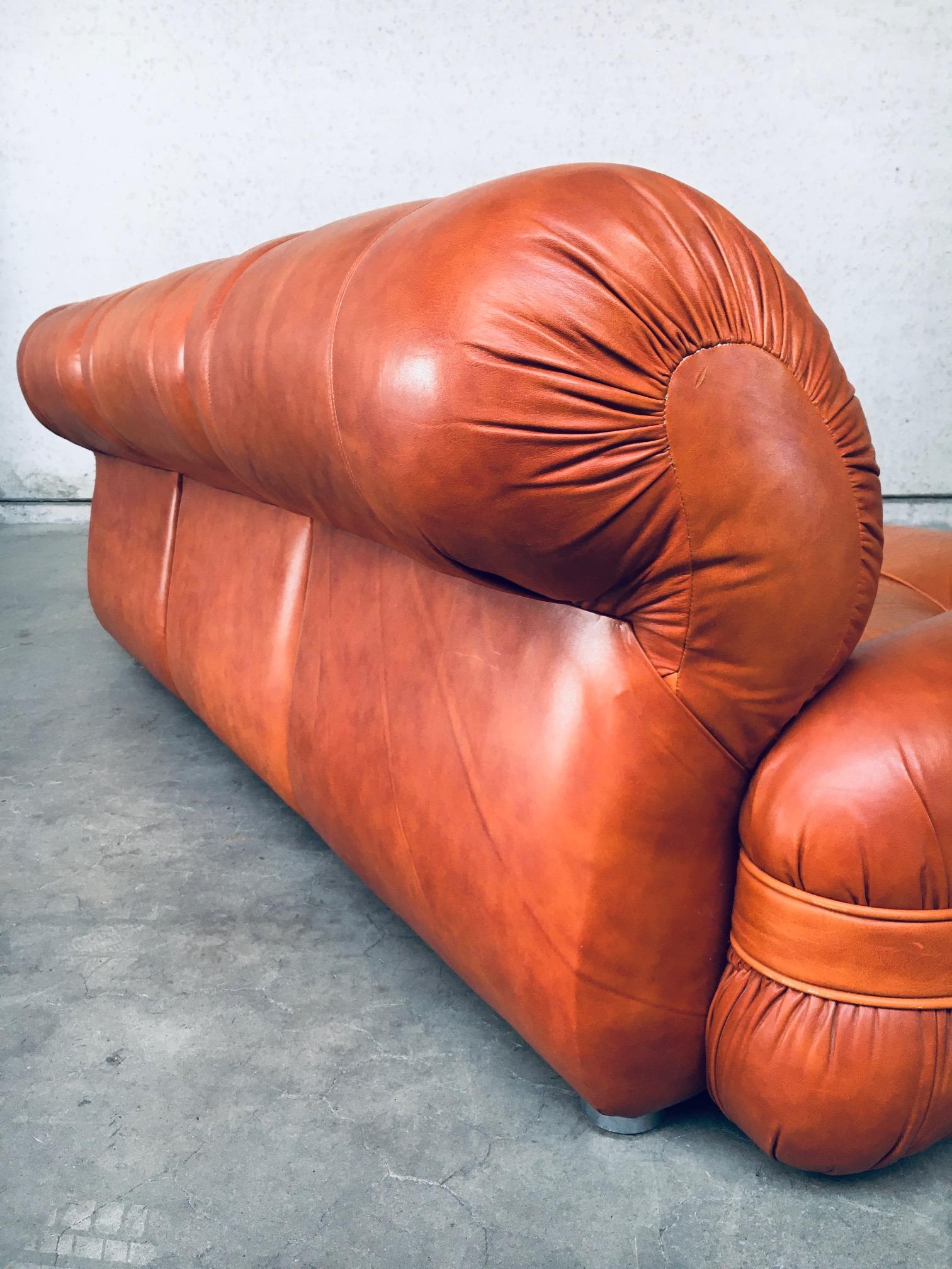 1970's Midcentury Modern Italian Design Leather 3 Seat Sofa For Sale 2