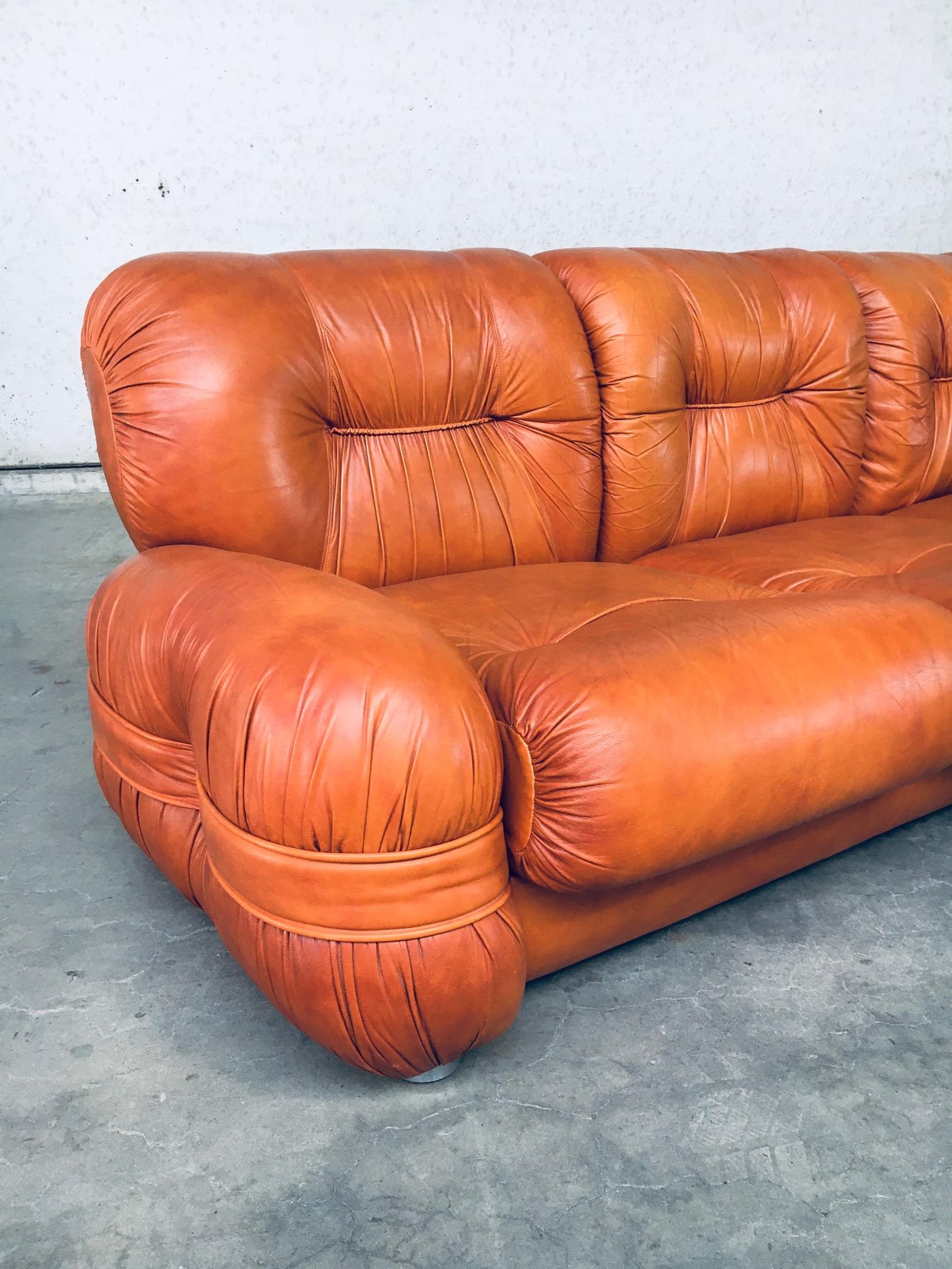 1970's Midcentury Modern Italian Design Leather 3 Seat Sofa For Sale 4