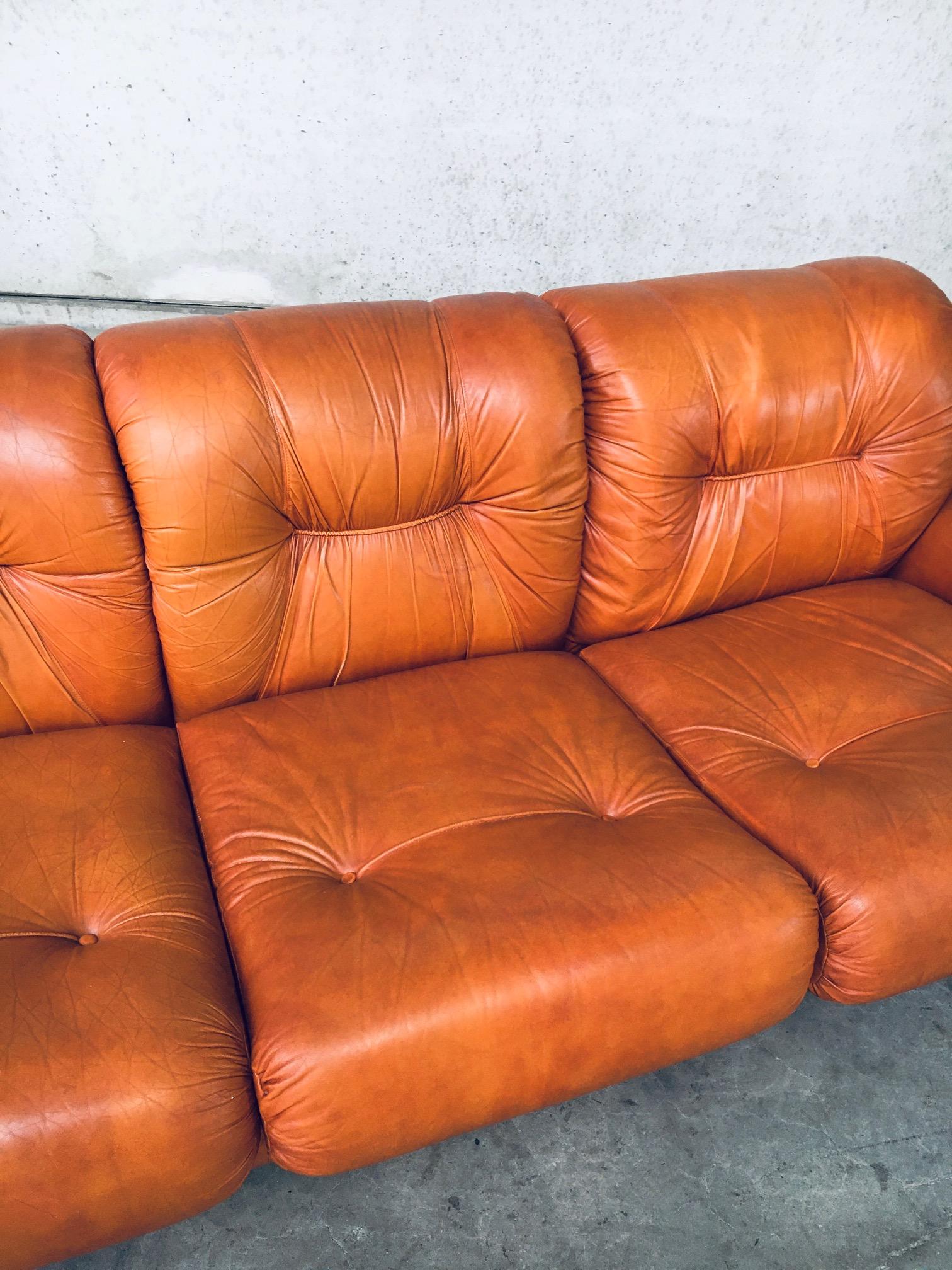 1970's Midcentury Modern Italian Design Leather 3 Seat Sofa For Sale 7