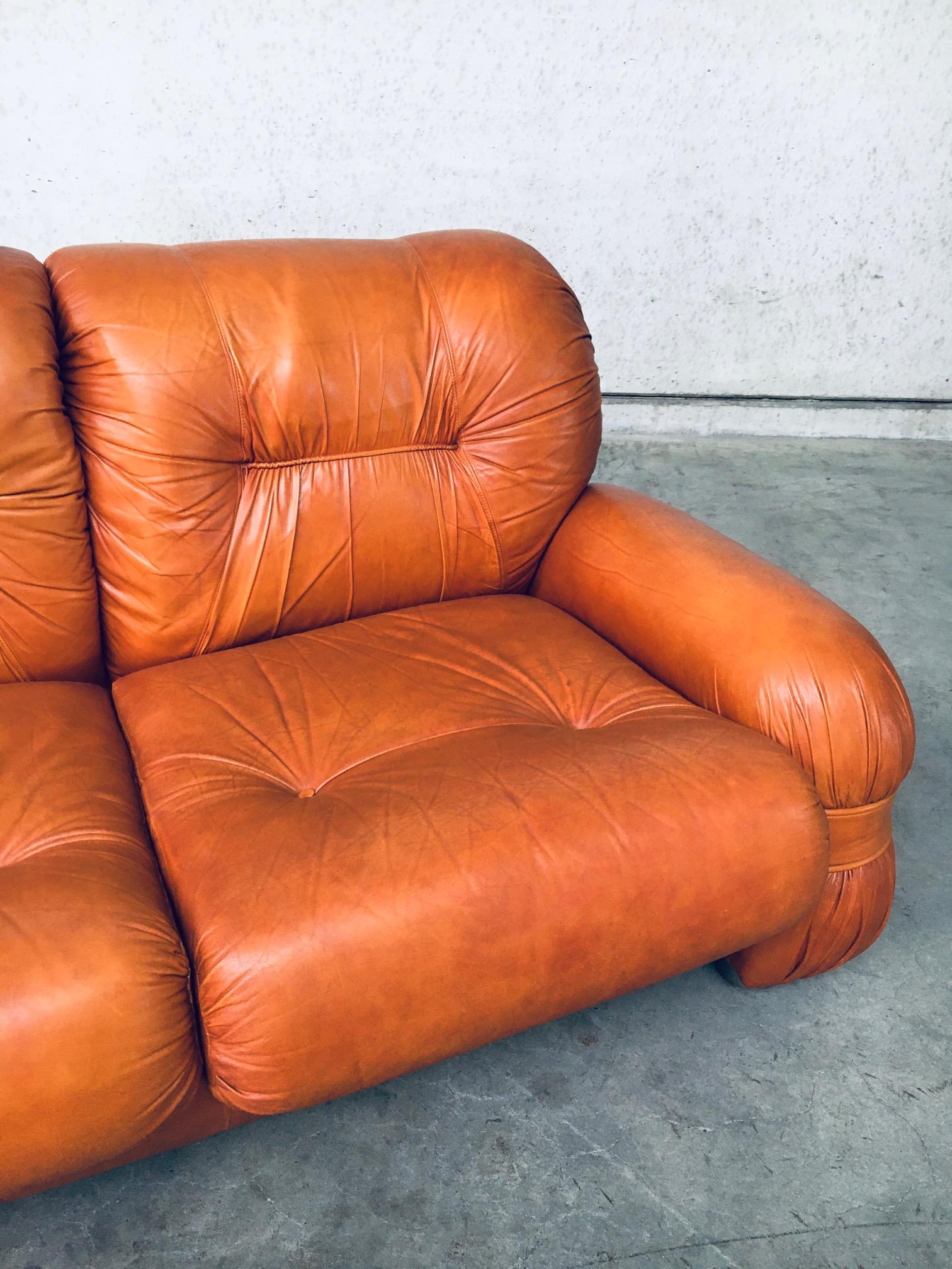 1970's Midcentury Modern Italian Design Leather 3 Seat Sofa For Sale 8