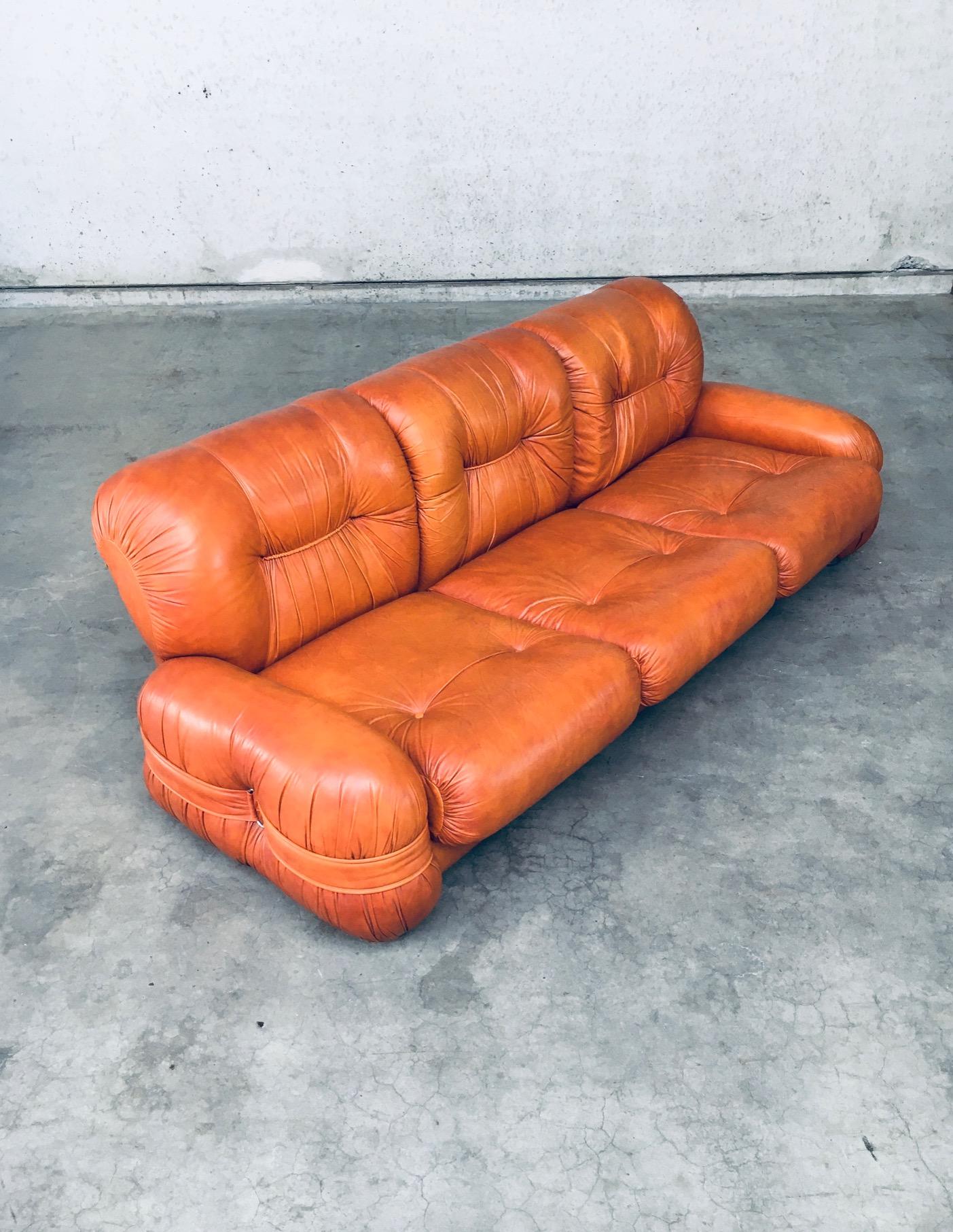 1970's Midcentury Modern Italian Design Leather 3 Seat Sofa In Good Condition For Sale In Oud-Turnhout, VAN