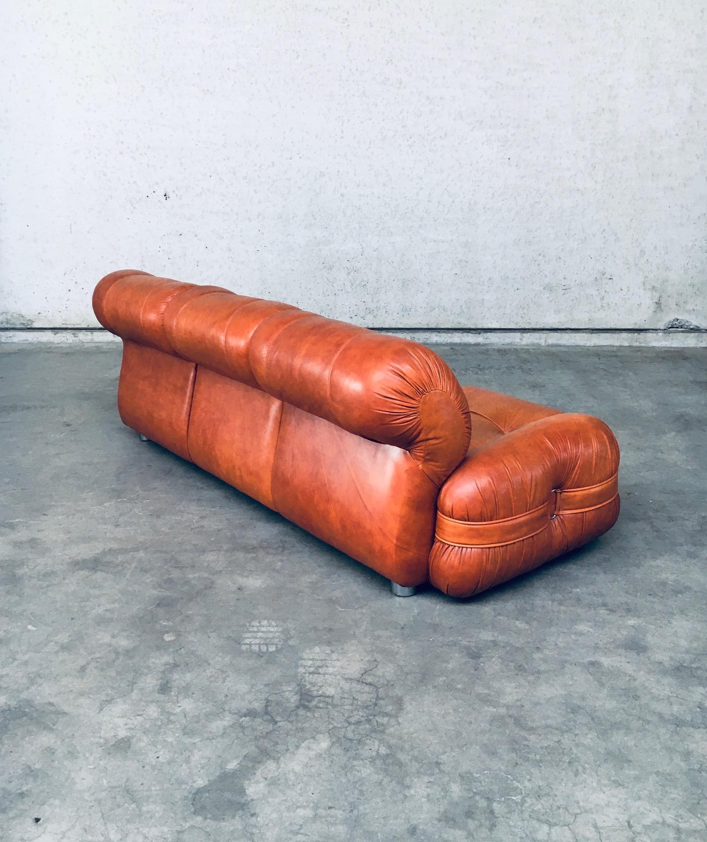 Late 20th Century 1970's Midcentury Modern Italian Design Leather 3 Seat Sofa For Sale