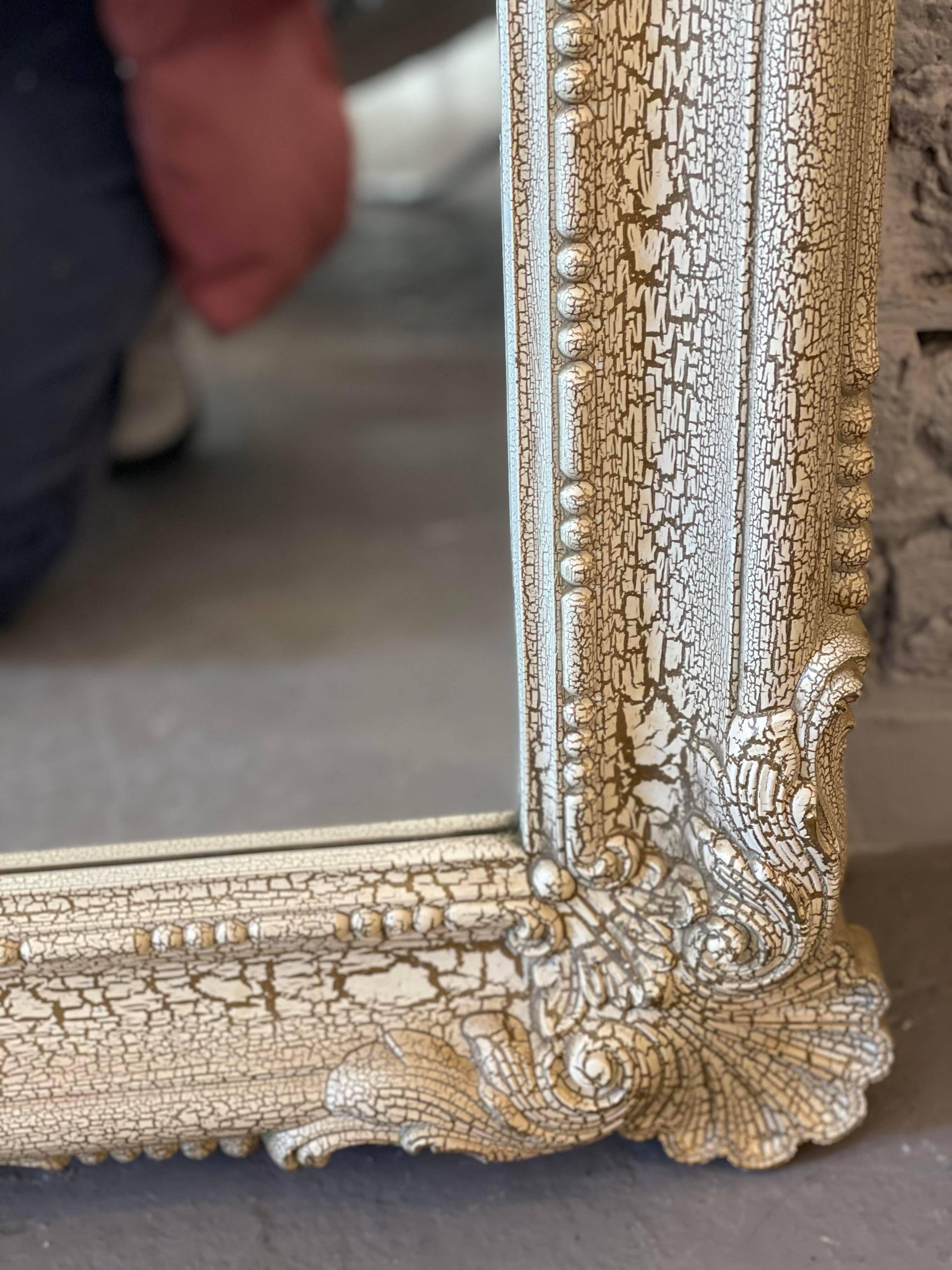Beautiful painted mirror on resin. In incredible condition.

Dimensions: 30