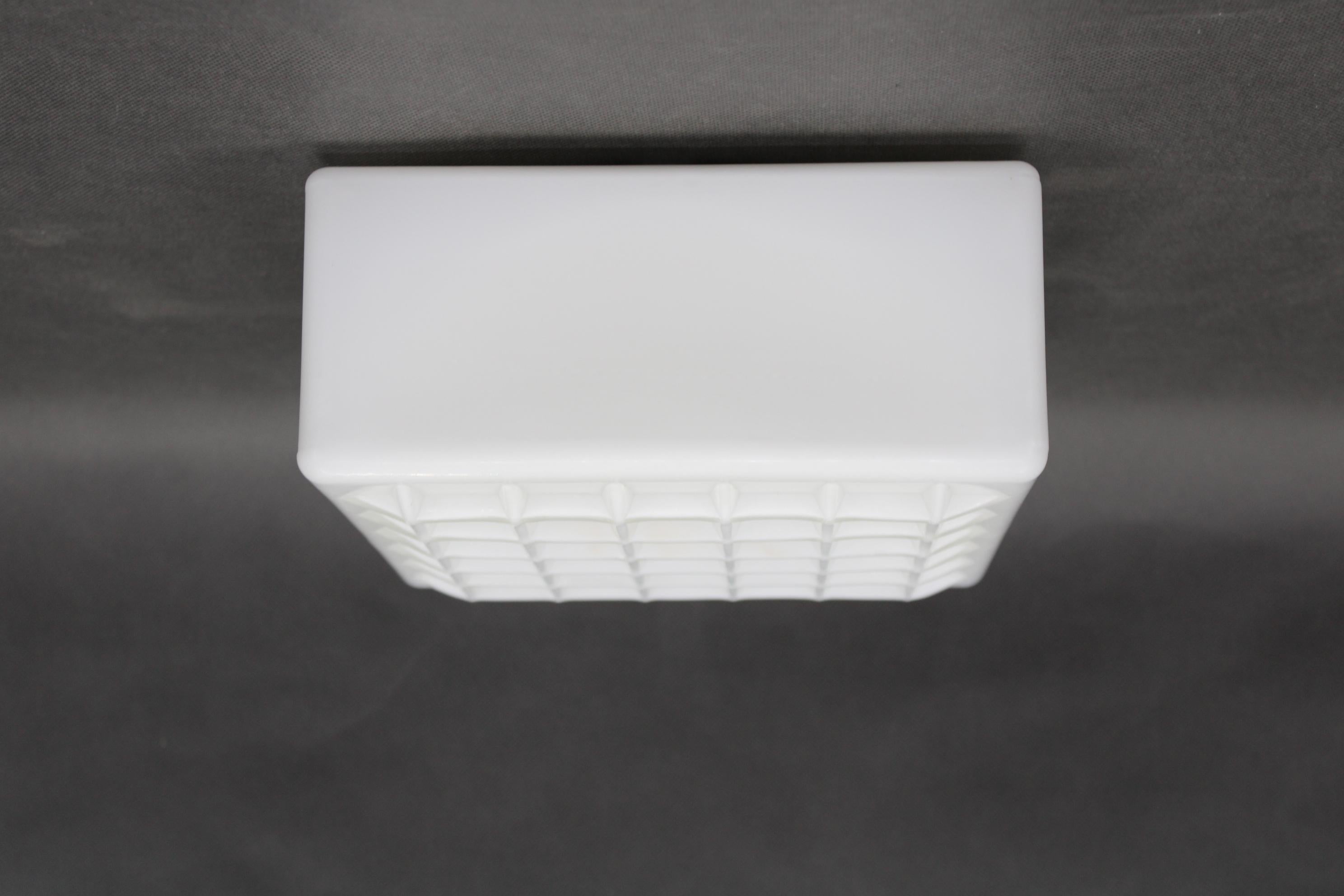 - Nuovo cablaggio  
- Lampadina E26 - E27 
- Compatibile con il cablaggio degli Stati Uniti 
